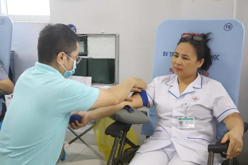 Chị Nguyễn Thị Tươm - Điều dưỡng trưởng Khoa Nhi, Bệnh viện Đa khoa Khánh Hội tham gia hiến máu - Ảnh: BTC