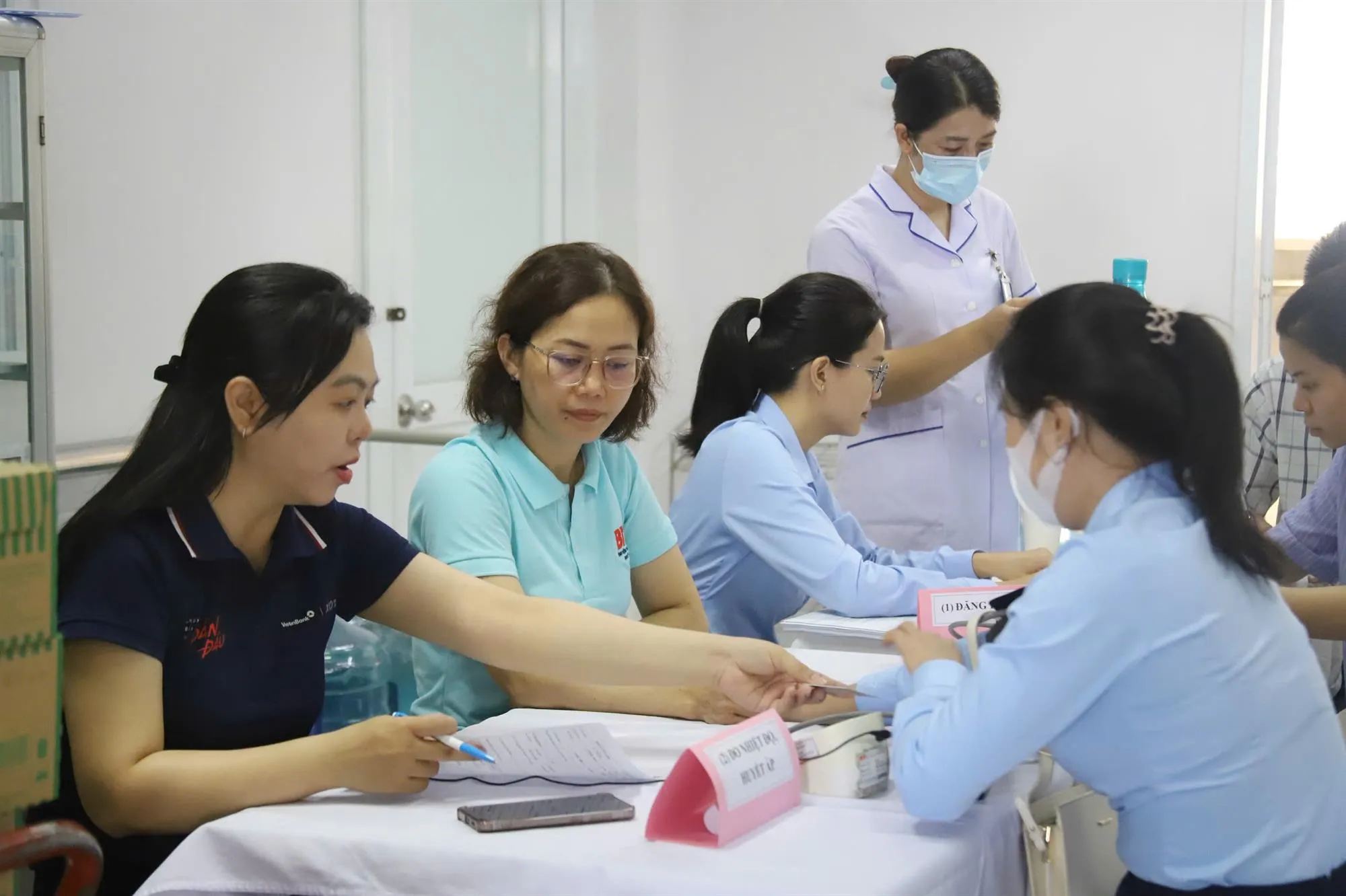Nhân viên VietinBank Chi nhánh 4 TP. Hồ Chí Minh tham gia hiến máu - Ảnh: BTC