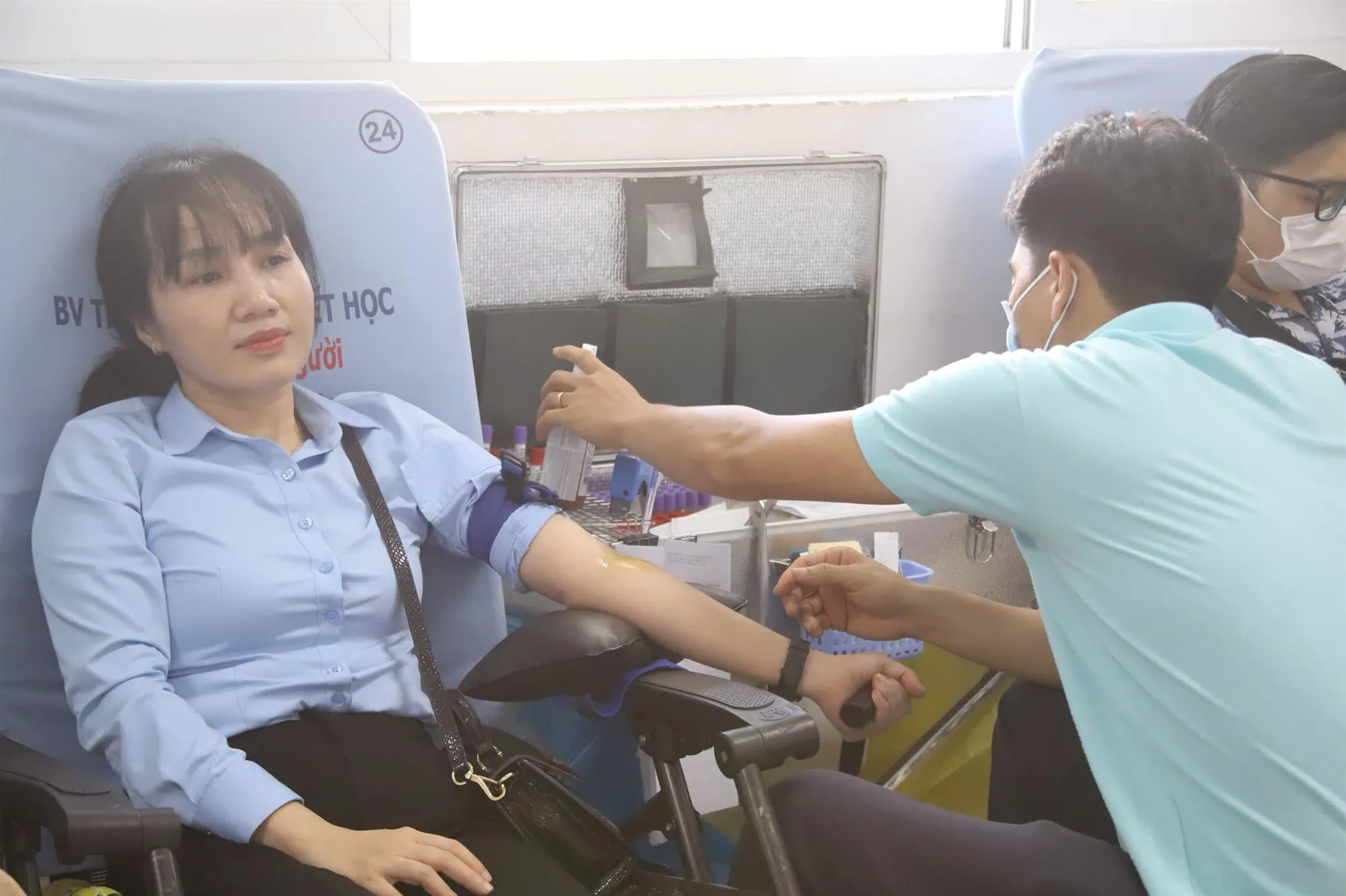 Nhân viên VietinBank Chi nhánh 4 TP. Hồ Chí Minh tham gia hiến máu - Ảnh: BTC