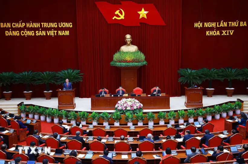 Thông cáo báo chí về ngày làm việc thứ hai Hội nghị Trung ương 3 khóa XIV - Ảnh 1.