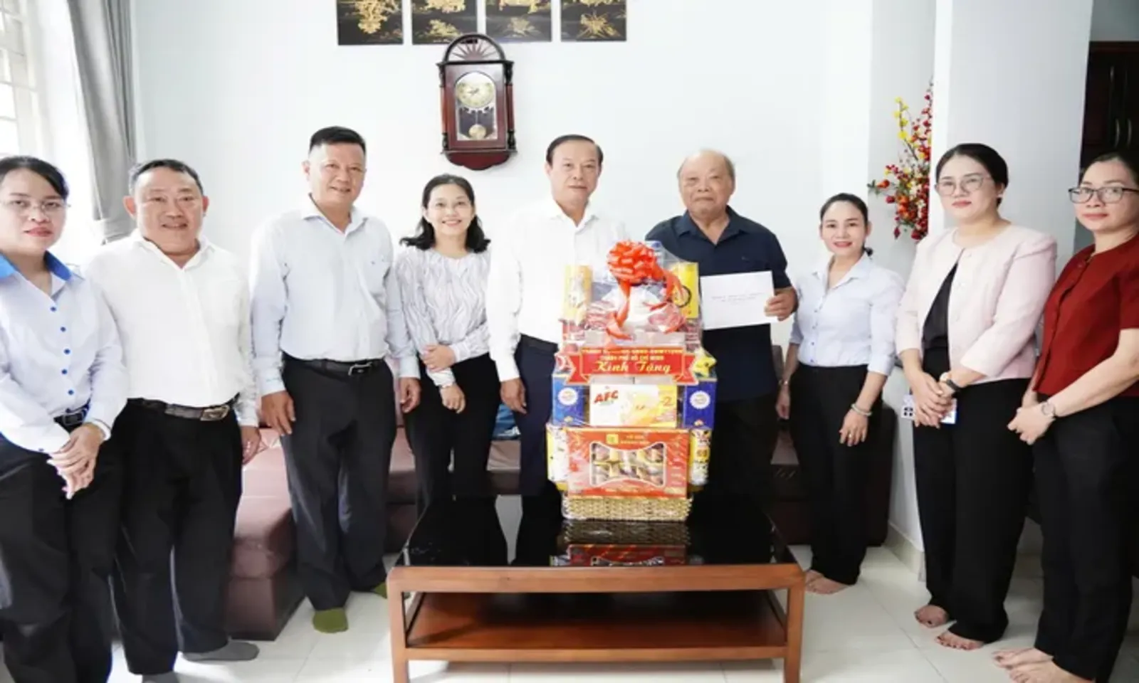 Lãnh đạo TPHCM thăm, tặng quà thương binh tiêu biểu nhân Ngày Thương binh - Liệt sĩ - Ảnh 2