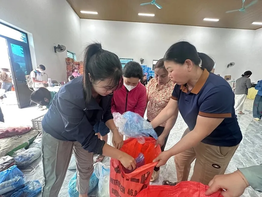 Các đoàn thiện nguyện trao quà tặng người dân vùng lũ xã Mường Than, tỉnh Lai Châu - nơi hứng chịu thiệt hại nặng nề nhất đợt mưa lũ vừa qua (Ảnh: Báo Nông nghiệp và Môi trường)