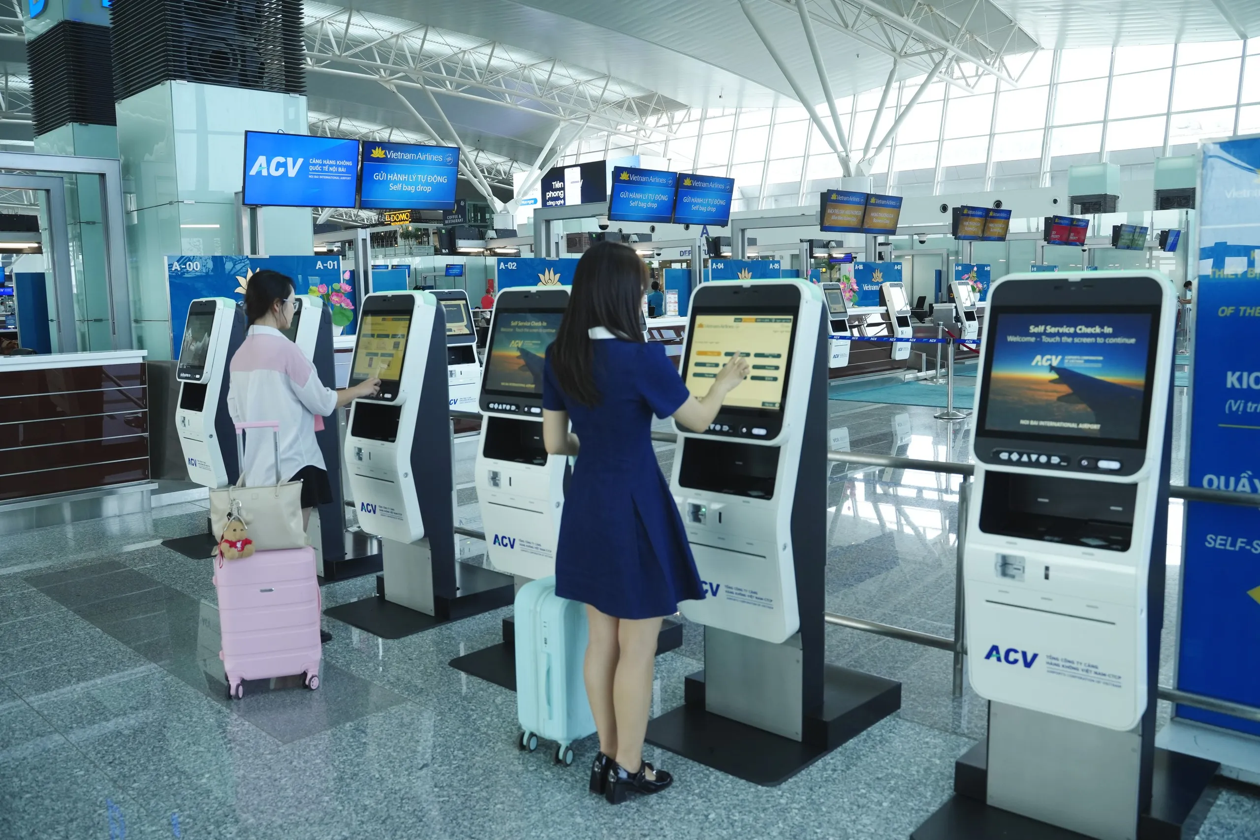 Vietnam Airlines thử nghiệm kiosk tự phục vụ tại sân bay Nội Bài - Ảnh 1.