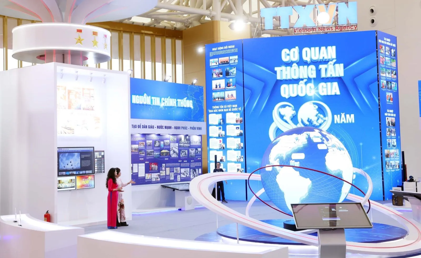 Khu trưng bày giới thiệu hành trình 80 năm cơ quan thông tấn quốc gia ra đời, tại Triển lãm thành tựu Đất nước nhân dịp kỷ niệm 80 năm Ngày Quốc khánh (Ảnh: TTXVN)