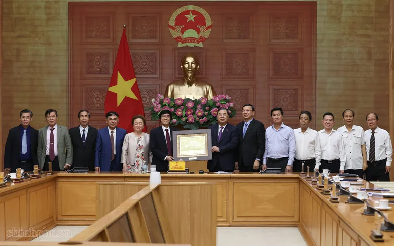 Phó Thủ tướng Thường trực trao quà lưu niệm tặng Hội Quy hoạch Phát triển Đô thị Việt Nam (Ảnh: VGP/Phương Nguyên)