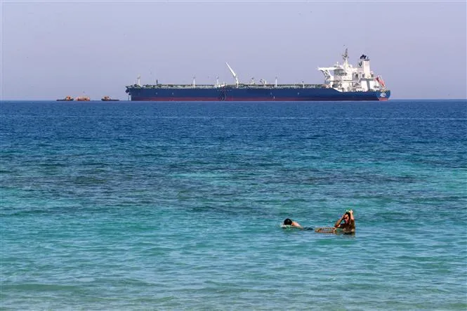 Con tàu di chuyển qua vịnh Suez, Ai Cập. Ảnh: THX/TTXVN