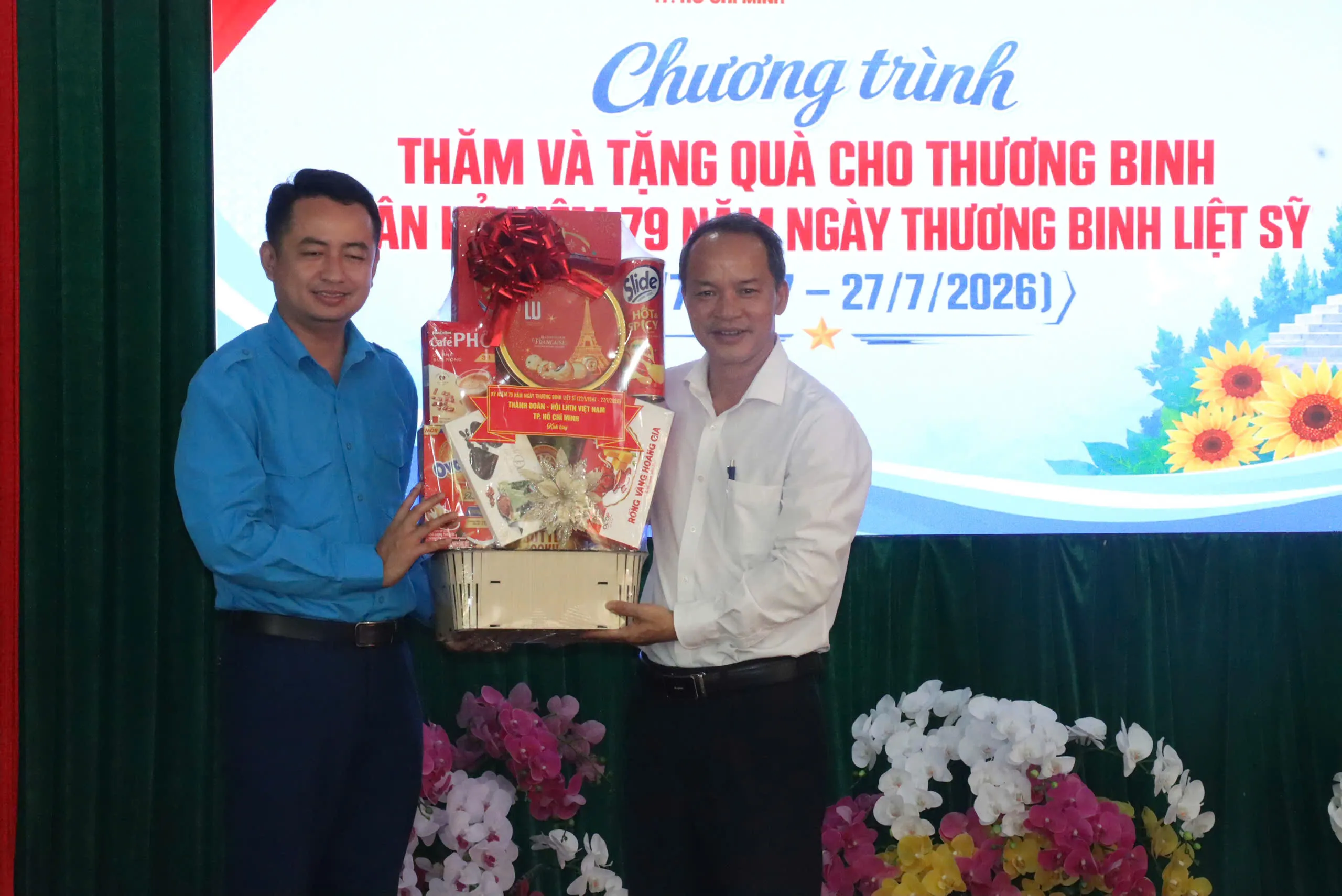 Ban giám đốc Trung tâm Điều dưỡng thương binh và người có công Long Đất nhận quà từ Phó Bí thư Thành Đoàn TPHCM Lê Tuấn Anh - Ảnh Bá Nam