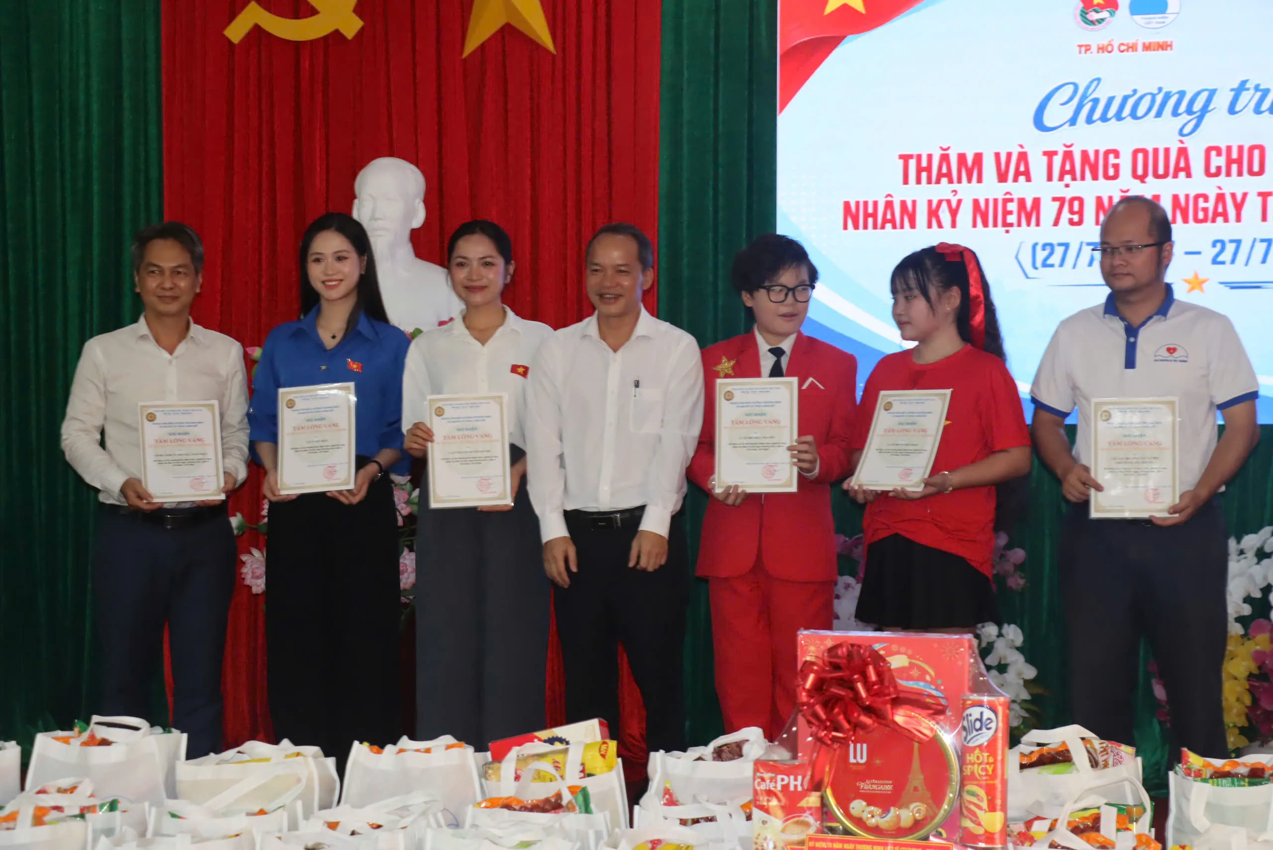 Ban tổ chức và Trung tâm gửi thư cám ơn đến các đơn vị và các cá nhân đến thăm, tặng quà cho các thương bệnh binh - Ảnh Bá Nam