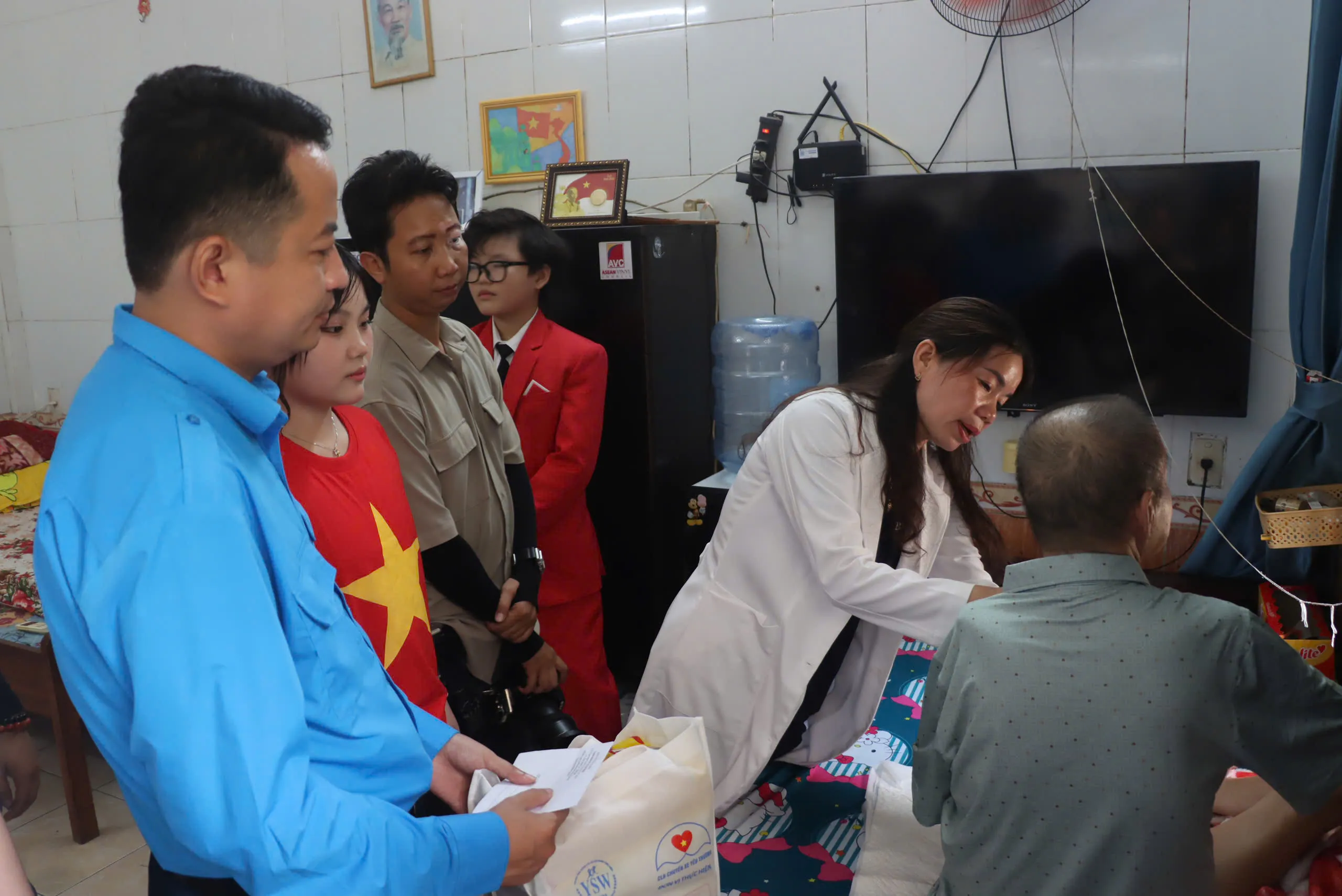 Đoàn không chỉ tặng quà cho các cô chú thương binh tại hội trường mà còn đến tận giường các cô chú không đủ sức khoẻ để thăm hỏi và tặng quà - Ảnh Bá Nam