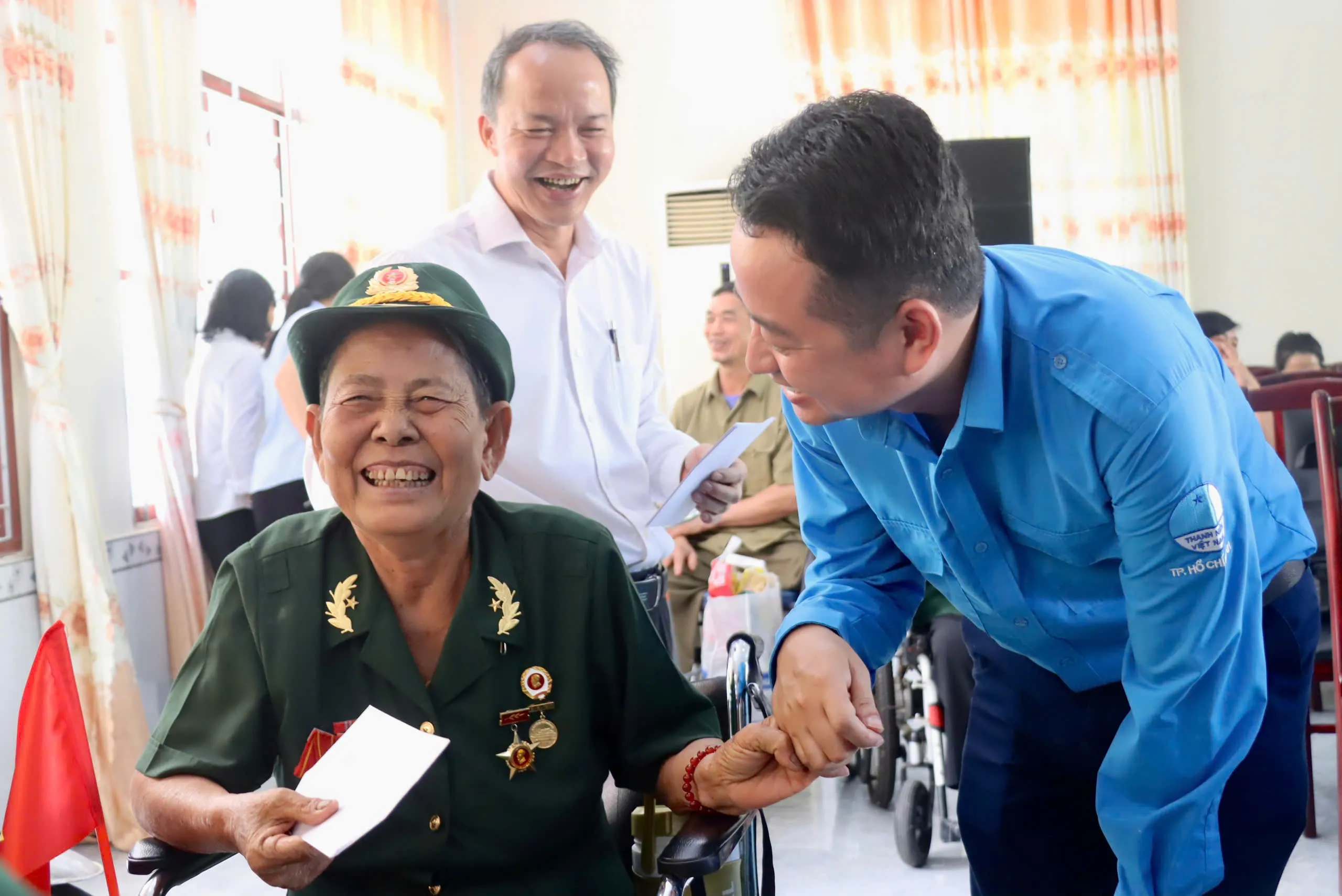 Gương mặt hạnh phúc và vui vẻ của các cô chú thương binh khi được thăm hỏi, nhận quà từ lãnh đạo Thành Đoàn TPHCM - Ảnh Bá Nam