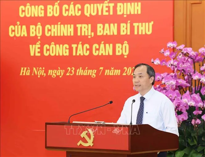 Hoàng Trung Dũng, Ủy viên Trung ương Đảng, Phó Trưởng Ban Thường trực Ban Tổ chức Trung ương công bố các Quyết định của Bộ Chính trị, Ban Bí thư về công tác cán bộ. Ảnh: Phương Hoa/TTXVN