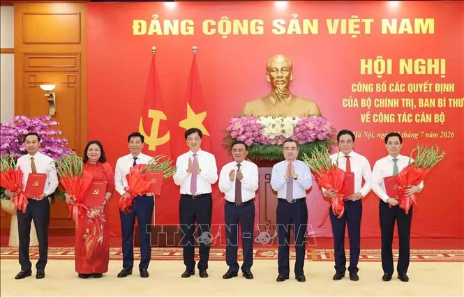 Đồng chí Trần Cẩm Tú, Ủy viên Bộ Chính trị, Thường trực Ban Bí thư trao Quyết định của Bộ Chính trị, Ban Bí thư về công tác cán bộ. Ảnh: Phương Hoa/TTXVN