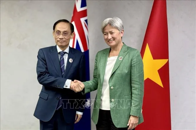 Bộ trưởng Ngoại giao Lê Hoài Trung gặp Bộ trưởng Ngoại giao Australia Penny Wong. Ảnh: TTXVN phát