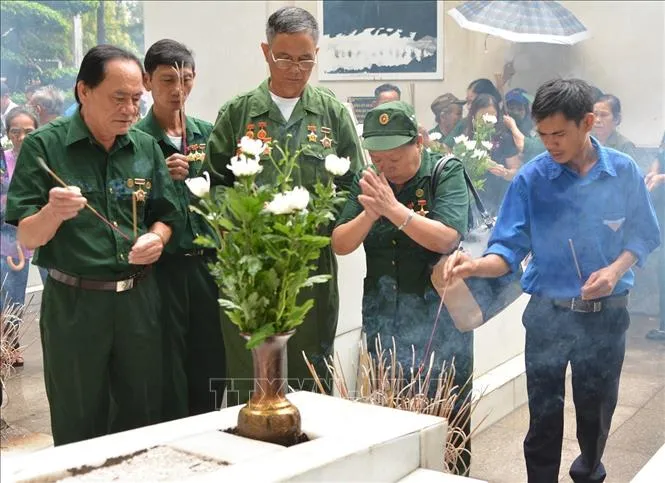 Cựu thanh niên xung phong tới dâng hương tại Khu mộ 10 cô gái Ngã ba Đồng Lộc (14/7/2018). Ảnh: Hoàng Ngà/TTXVN