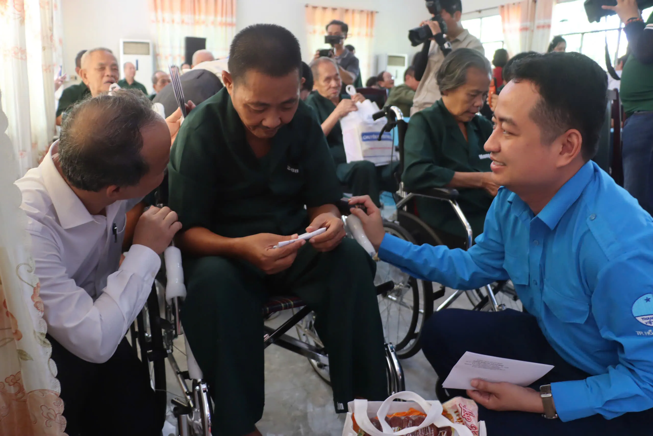 Phó Bí thư Thành Đoàn Lê Tuấn Anh thăm hỏi sức khoẻ và tặng quà cho thương binh tại trung tâm - Ảnh Bá Nam