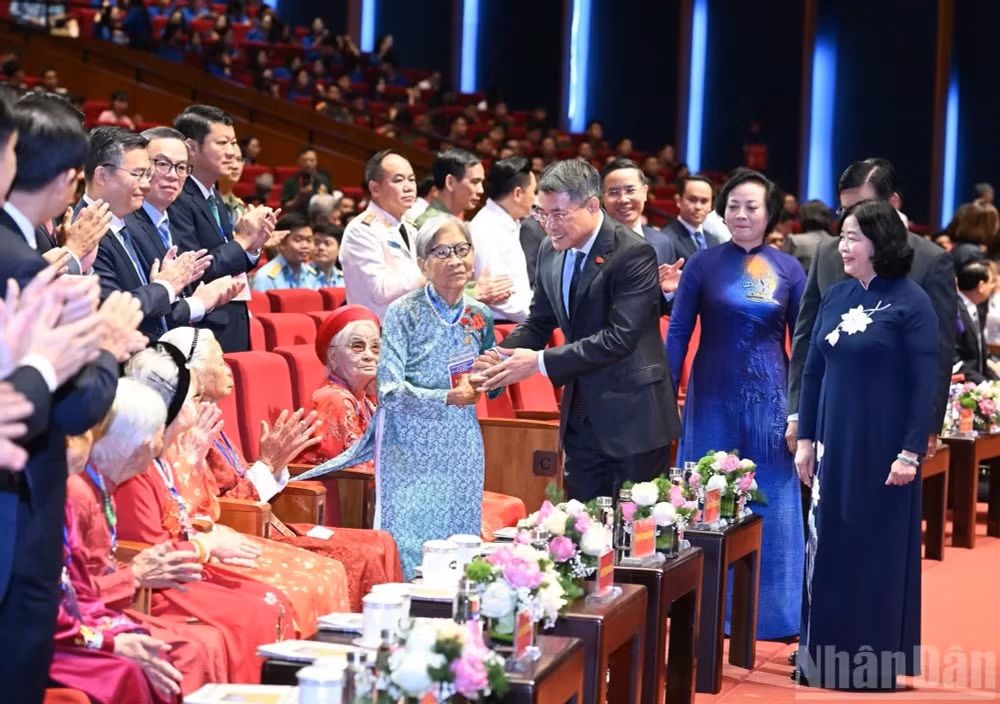 Thủ tướng Chính phủ Lê Minh Hưng gặp gỡ các Mẹ Việt Nam Anh hùng dự hội nghị.