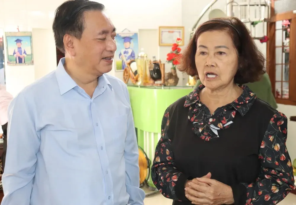 thăm, tặng quà các gia đình chính sách