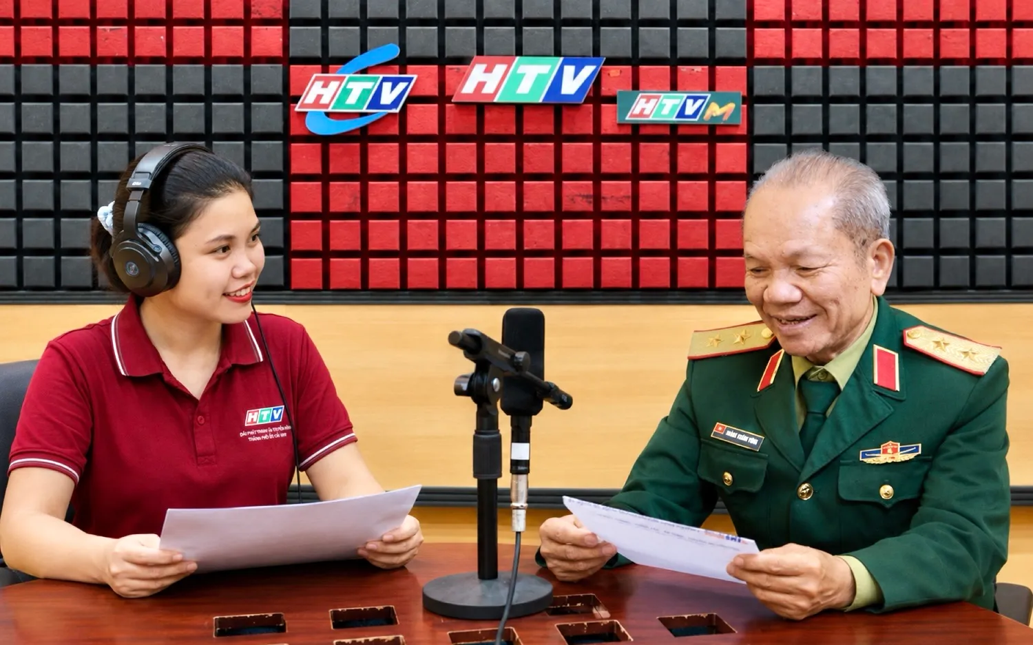 Trung tướng Hoàng Khánh Hưng trò chuyện cùng phóng viên Trung tâm tin tức HTV