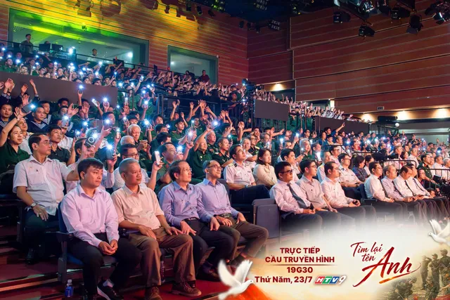 4-Không khí đầy cảm xúc tại điểm cầu nhà hát HTV - Ảnh Bá Đạt