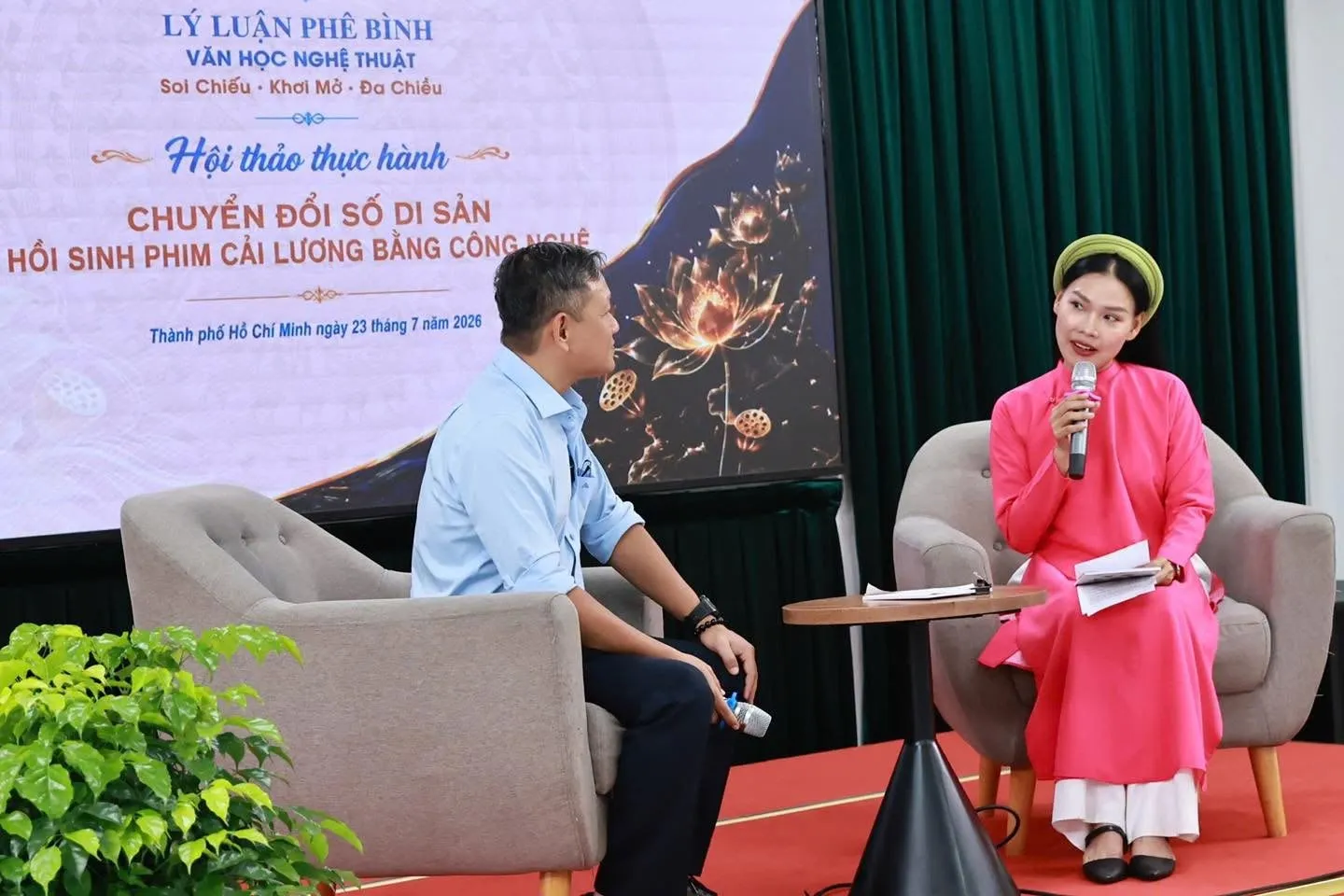 Anh Lê Phước Hiếu Trung, Phó Giám đốc Công ty TNHH Dịch vụ Truyền thông HTV cùng MC Như Quỳnh trò chuyện quanh chủ đề Chuyển đổi số di sản - Ảnh TFS