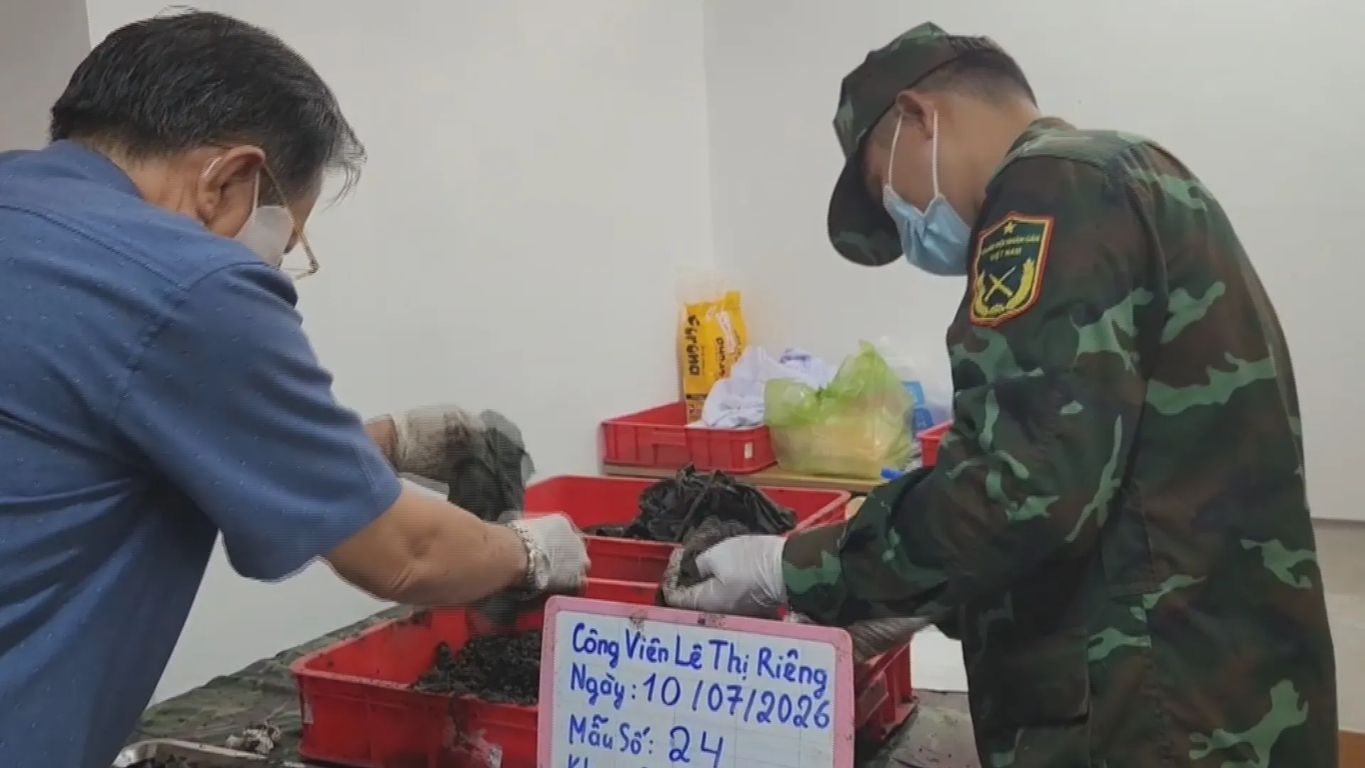 Bằng trách nhiệm, tình cảm và sự tận tâm cao nhất, lực lượng vũ trang Thành phố và các đơn vị liên quan đang ngày đêm túc trực, mở rộng các mũi tìm kiếm, chắt chiu từng kỷ vật
