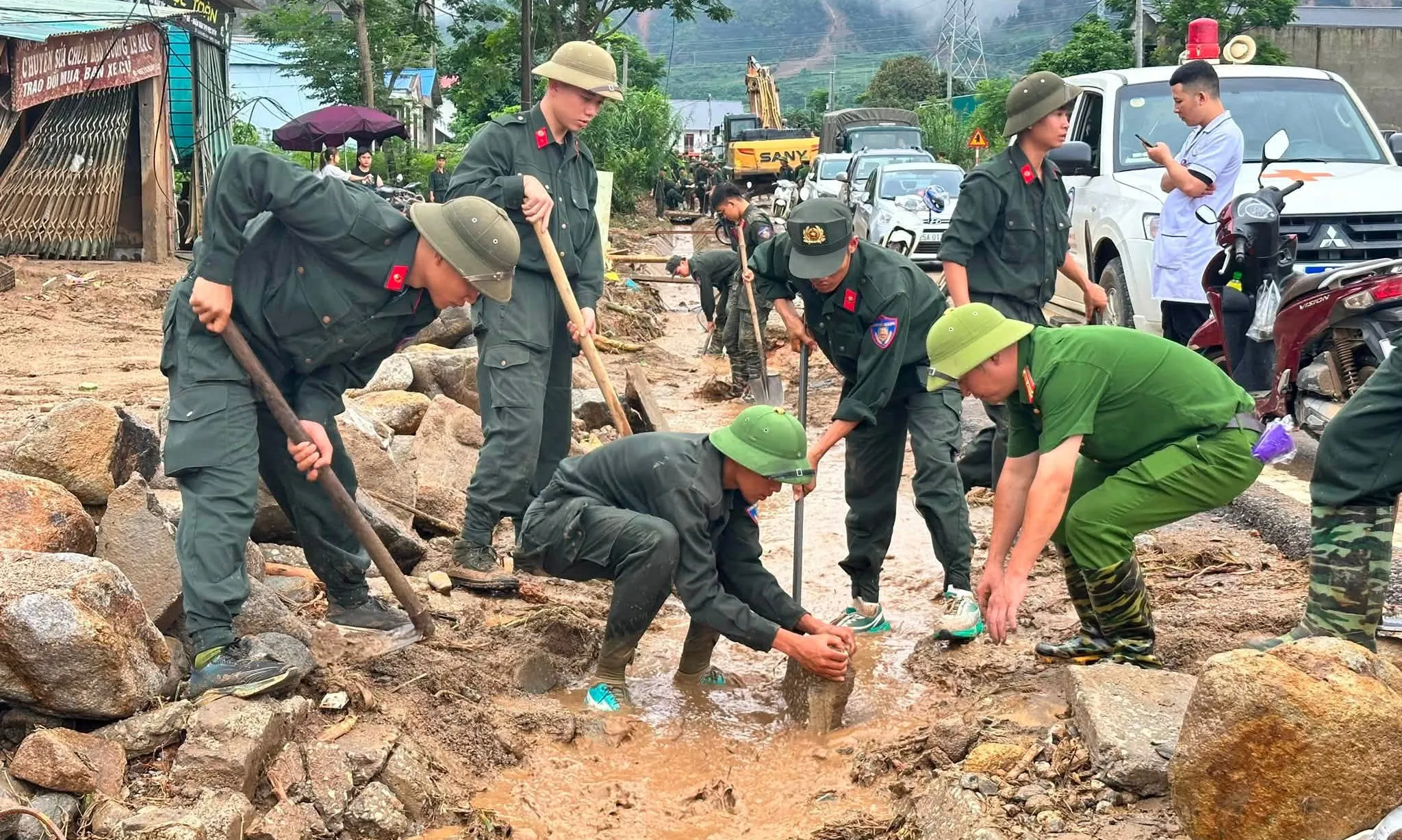 Trong 30 ngày phải dựng lại nhà cho người dân vùng lũ
