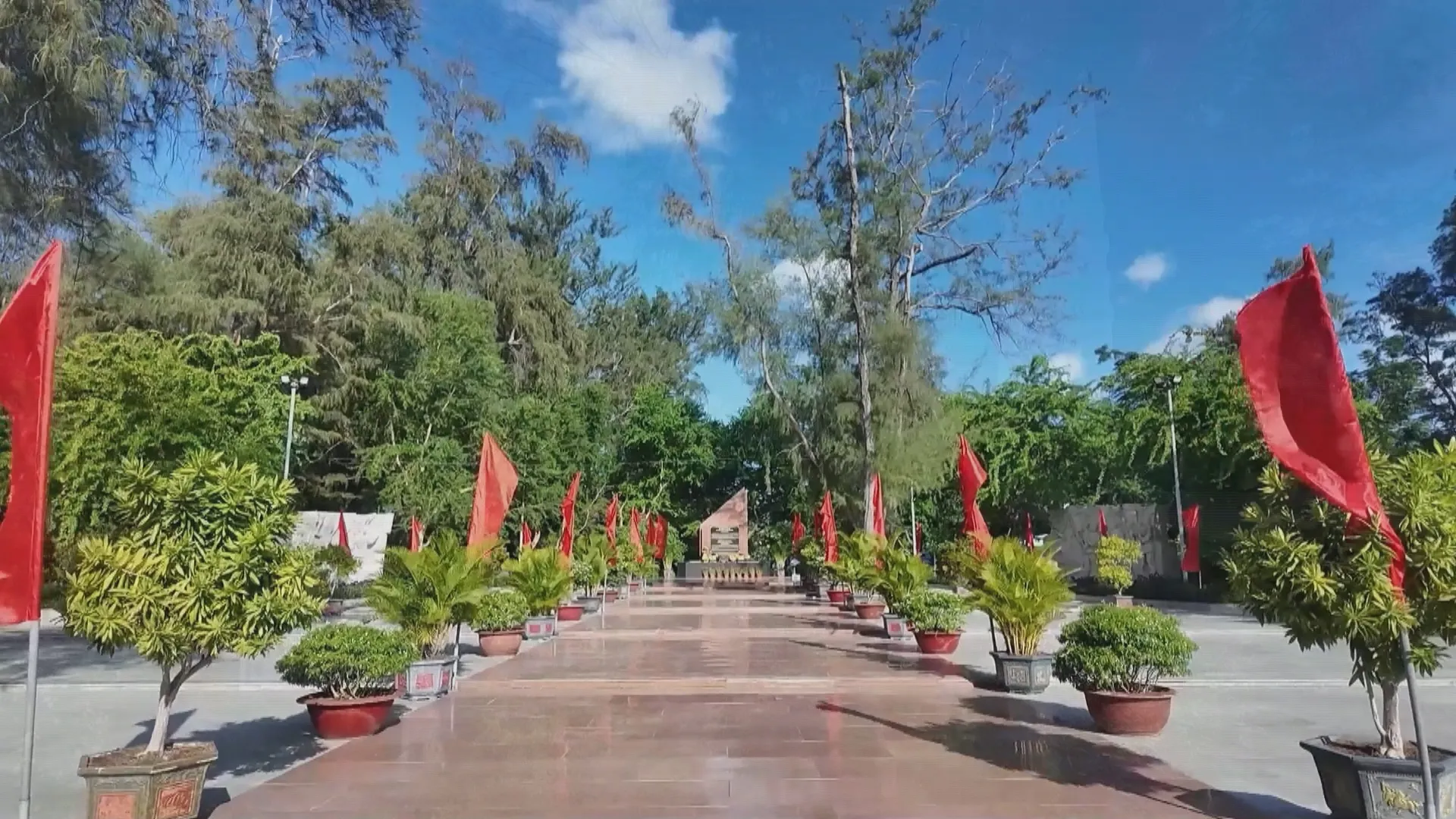 Trong suốt những năm đầu thế kỷ XX đến giai đoạn khủng bố trắng 1940 - 1941, khoảng 10.000 tù nhân đã bị thực dân Pháp chôn vùi tại Nghĩa trang Hàng Keo