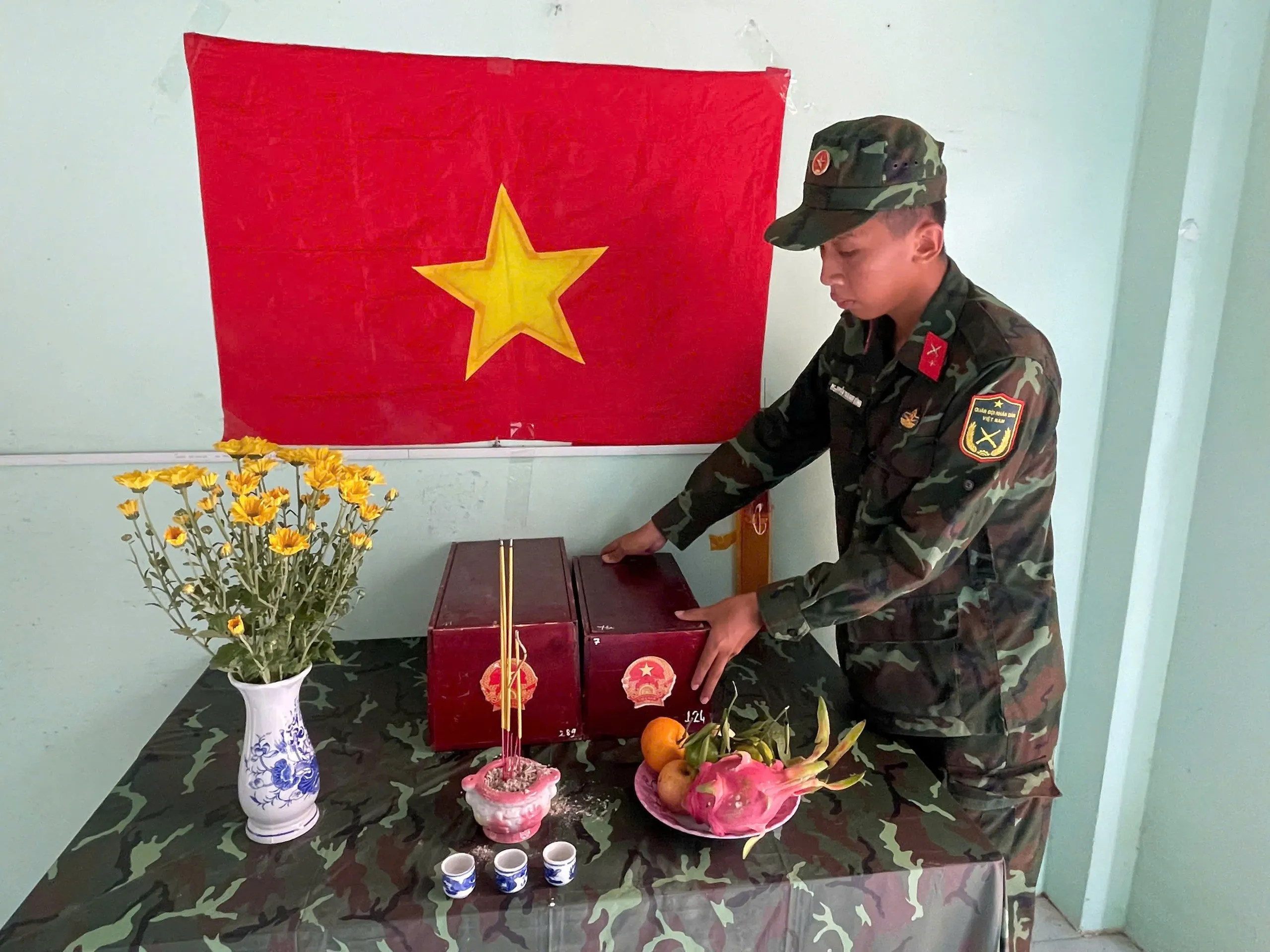 Thêm một bộ hài cốt liệt sĩ vừa được tìm thấy ở ấp Tân Tây được đưa về quàn tại Ban Chỉ huy Quân sự xã Tân Thành, Tây Ninh - Ảnh
