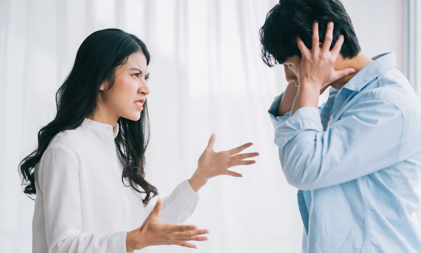Chồng xé đơn ly hôn, công khai ngoại tình vì biết vợ trắng tay
