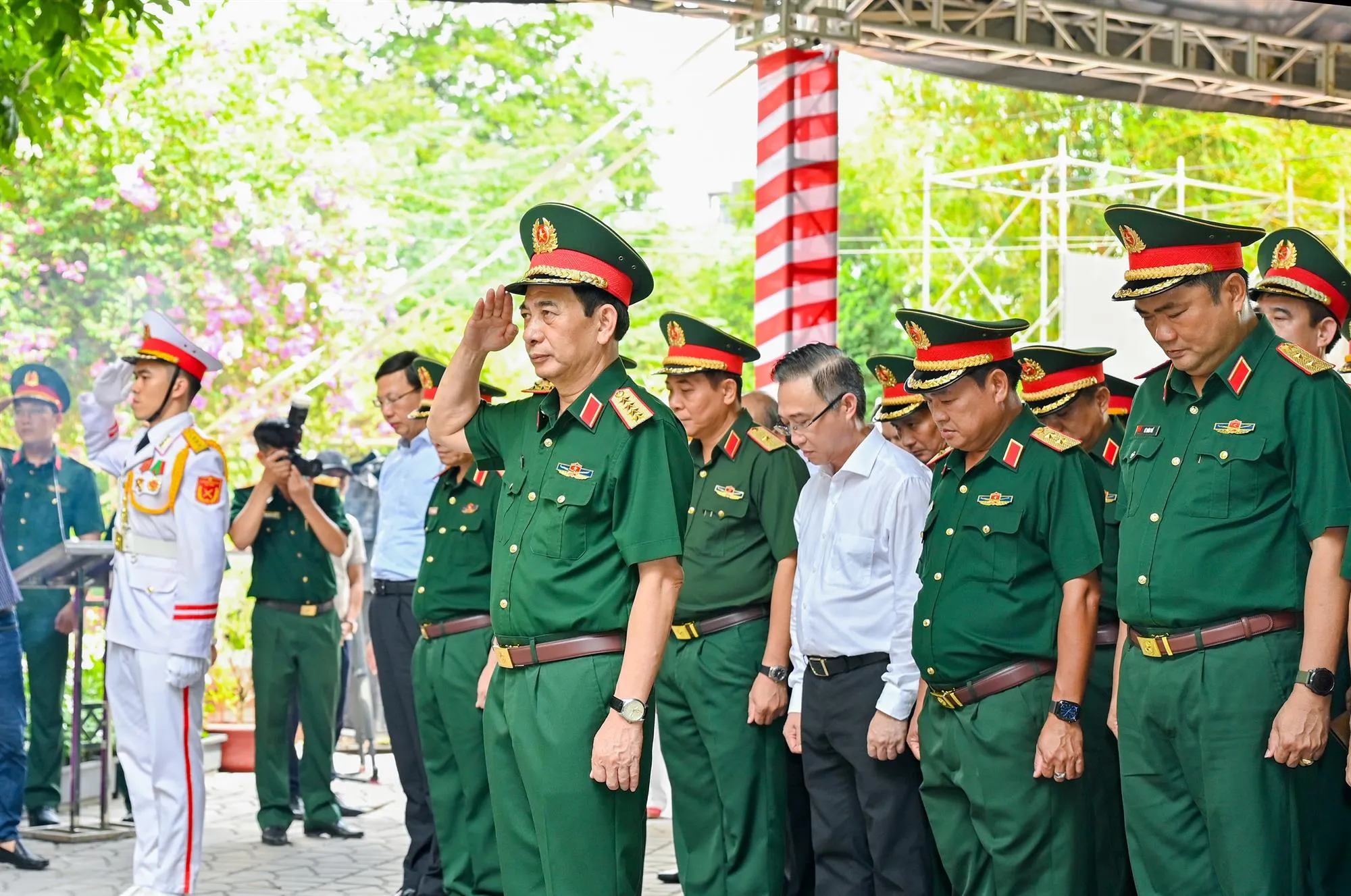 Đại biểu dành phút mặc niệm tưởng nhớ Tổng Bí thư Trần Phú và các Anh hùng liệt sĩ - Ảnh: Mạnh Thắng - SGGP