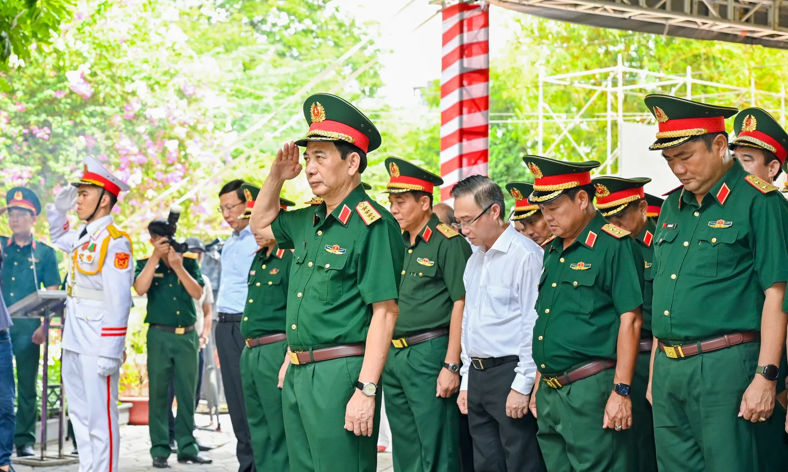 Đại tướng Phan Văn Giang dâng hương tưởng niệm Anh hùng liệt sĩ tại Công viên Lê Thị Riêng