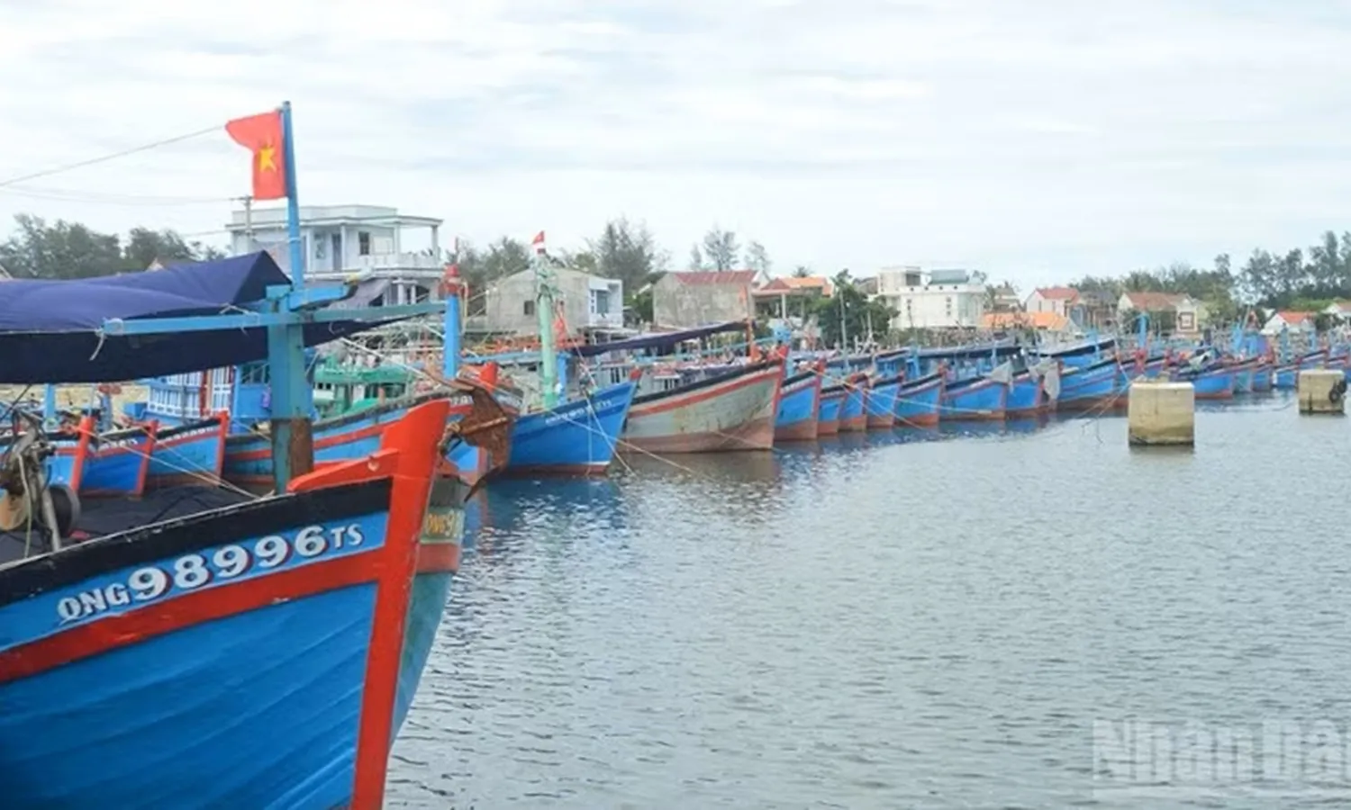 Tàu cá Quảng Ngãi chìm trên biển, 33 ngư dân được cứu, 3 người mất tích