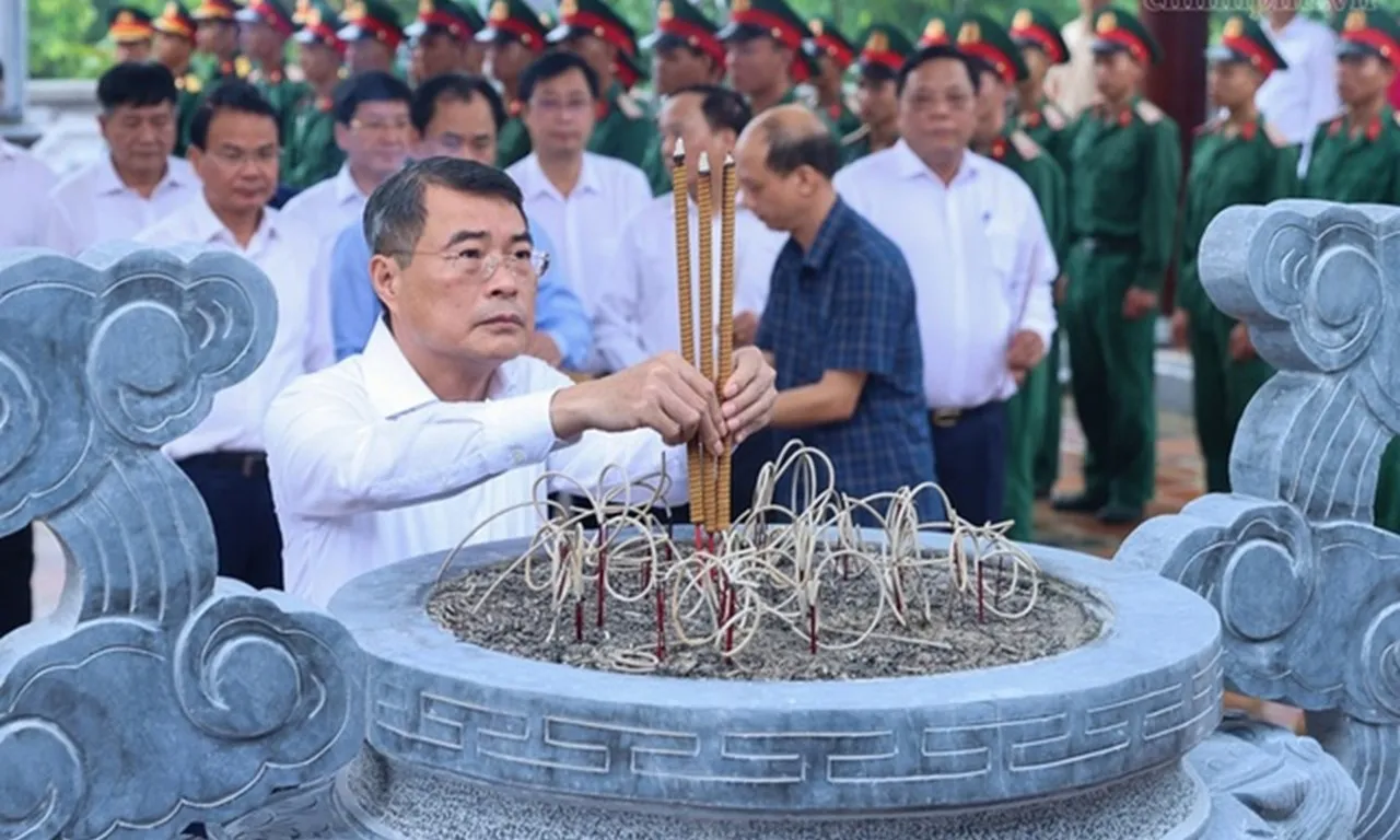 Thủ tướng Lê Minh Hưng dâng hương tưởng niệm tại Điện Biên Phủ