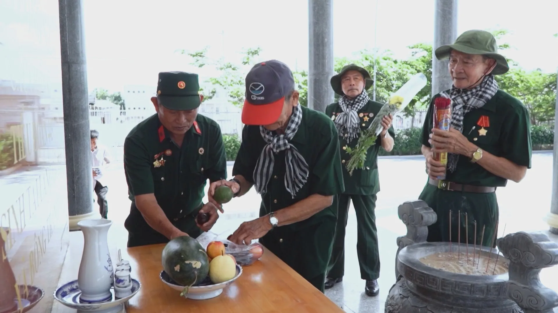 Các cựu chiến binh trở lại Di tích lịch sử quốc gia E33, tiếp nối hành trình tìm kiếm đồng đội