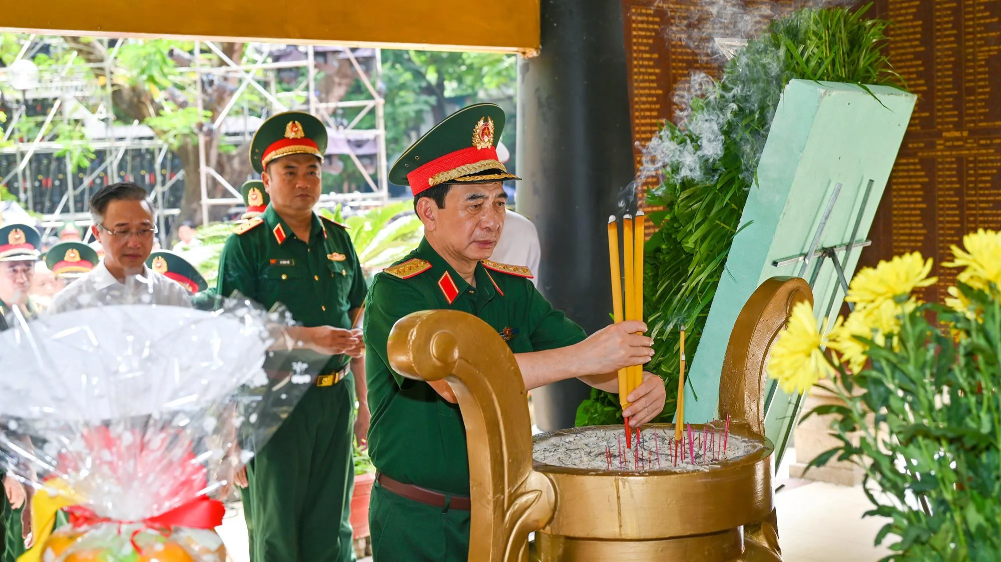 Đại tướng Phan Văn Giang cùng các đại biểu dâng hương tưởng niệm Anh hùng liệt sĩ tại Công viên Lê Thị Riêng - Ảnh: Mạnh Thắng - SGGP