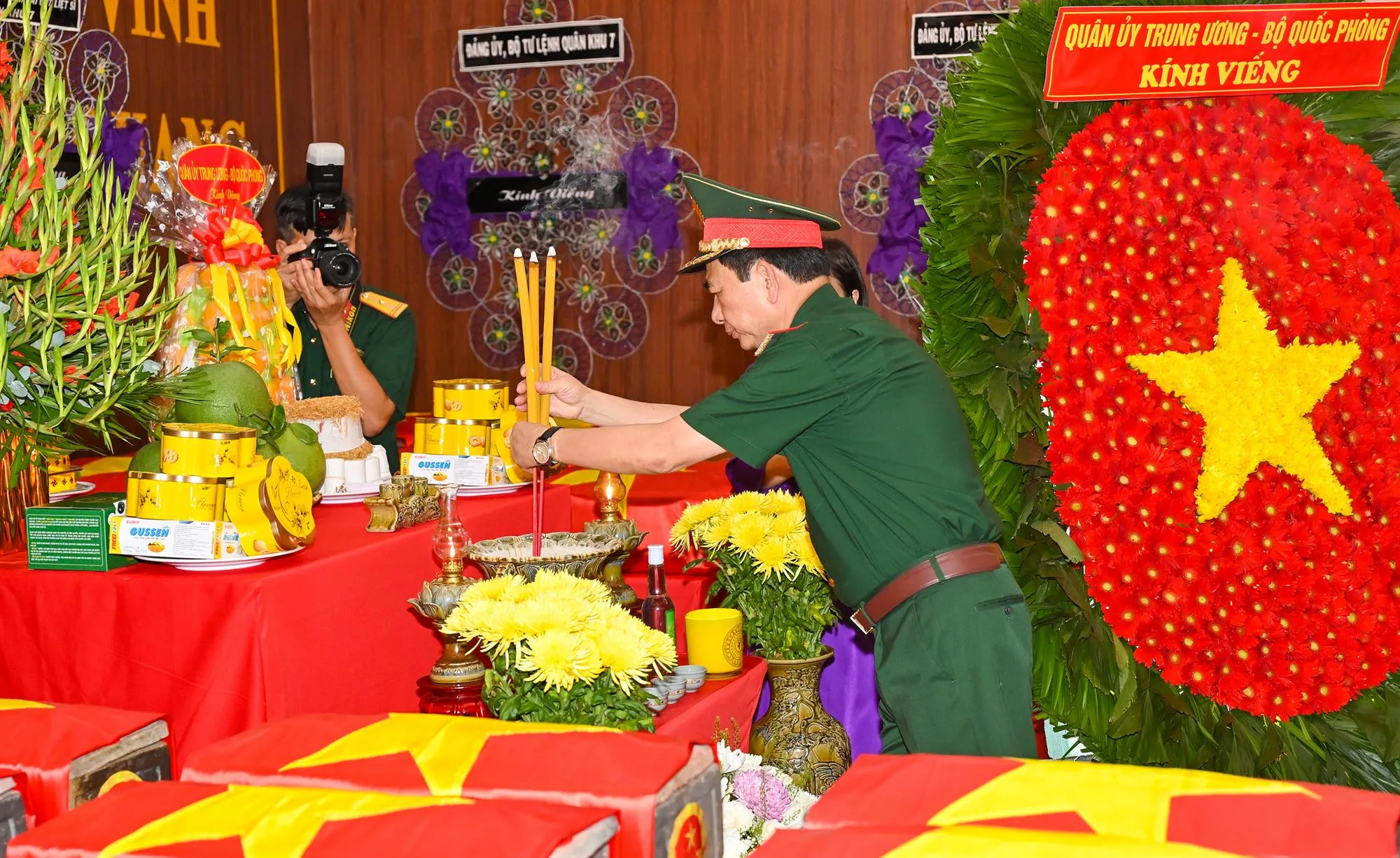 Đại tướng Phan Văn Giang dâng hương tại Nhà quàn hài cốt liệt sĩ - Ảnh: Mạnh Thắng - SGGP