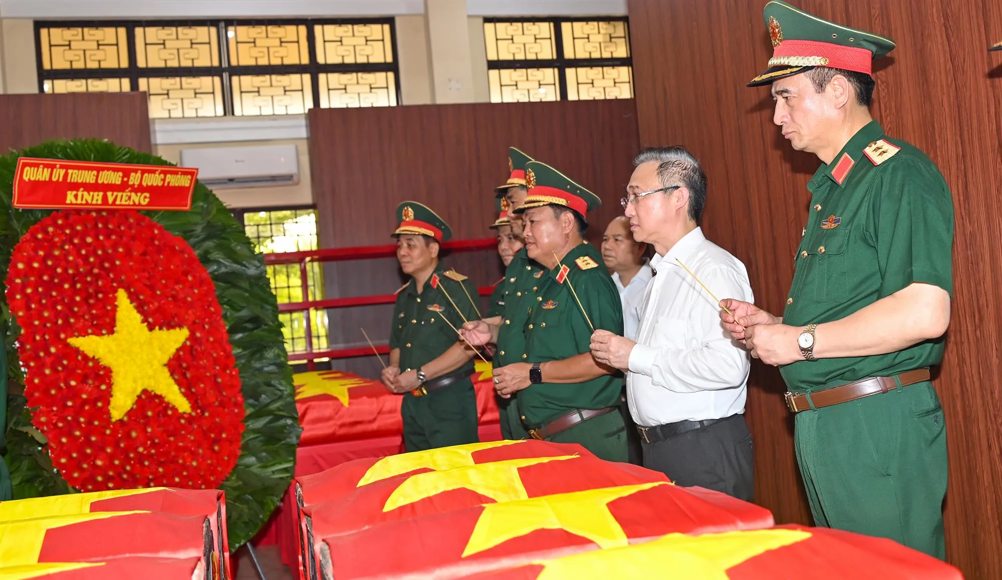 Phó Bí thư Thành ủy TP. Hồ Chí Minh Đặng Minh Thông cùng các đại biểu dâng hương tại Nhà quàn hài cốt liệt sĩ - Ảnh: Mạnh Thắng - SGGP