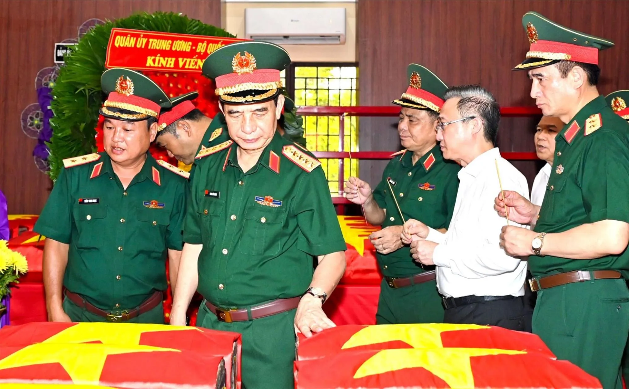 Đại tướng Phan Văn Giang cùng các đại biểu tại Nhà quàn hài cốt liệt sĩ - Ảnh: Mạnh Thắng - SGGP
