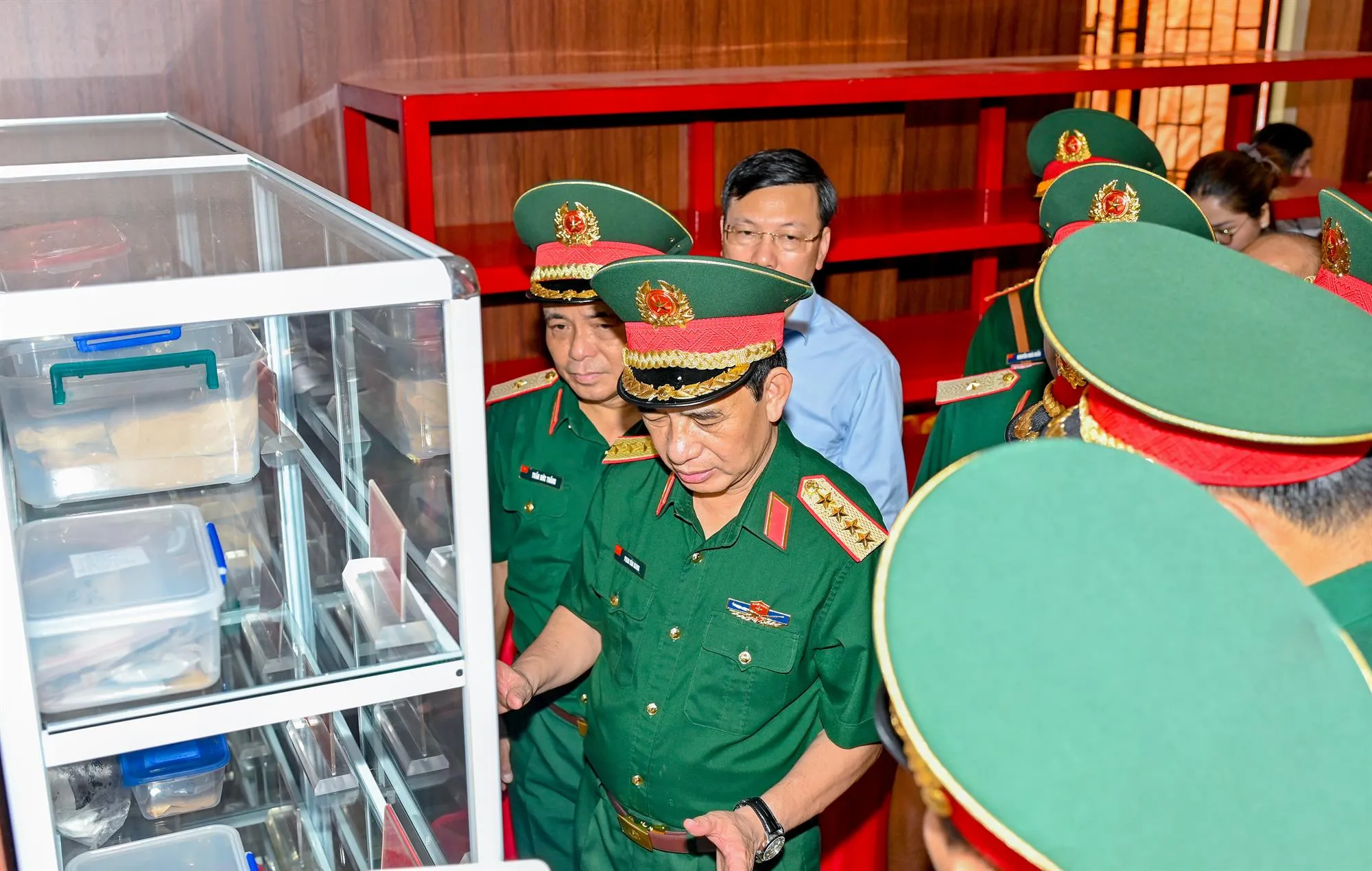 Đại tướng Phan Văn Giang tại nơi trưng bày di vật hài cốt liệt sĩ - Ảnh: Mạnh Thắng - SGGP
