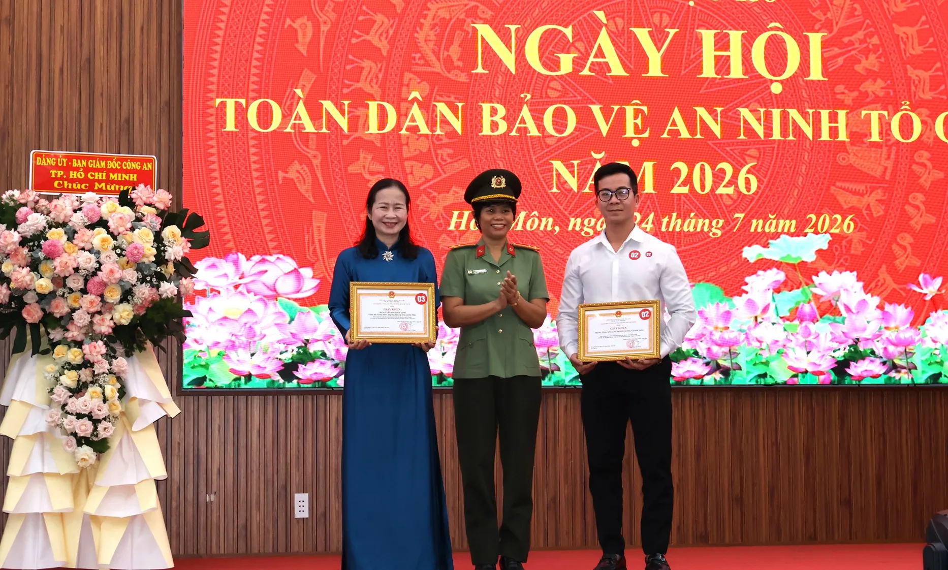 Ban Chỉ đạo 138 Thành phố trao khen thưởng của Ủy ban nhân dân Thành phố và Công an Thành phố