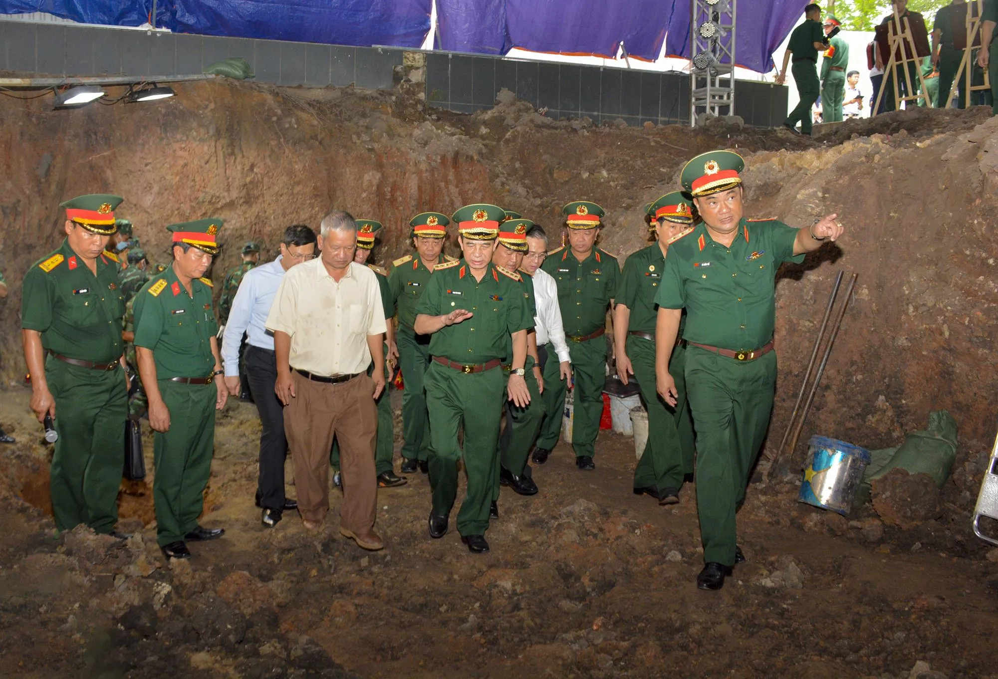 Đại tướng Phan Văn Giang cùng các đại biểu kiểm tra và nghe báo cáo tình hình thực hiện nhiệm vụ của các lực lượng - Ảnh: Mạnh Thắng - SGGP