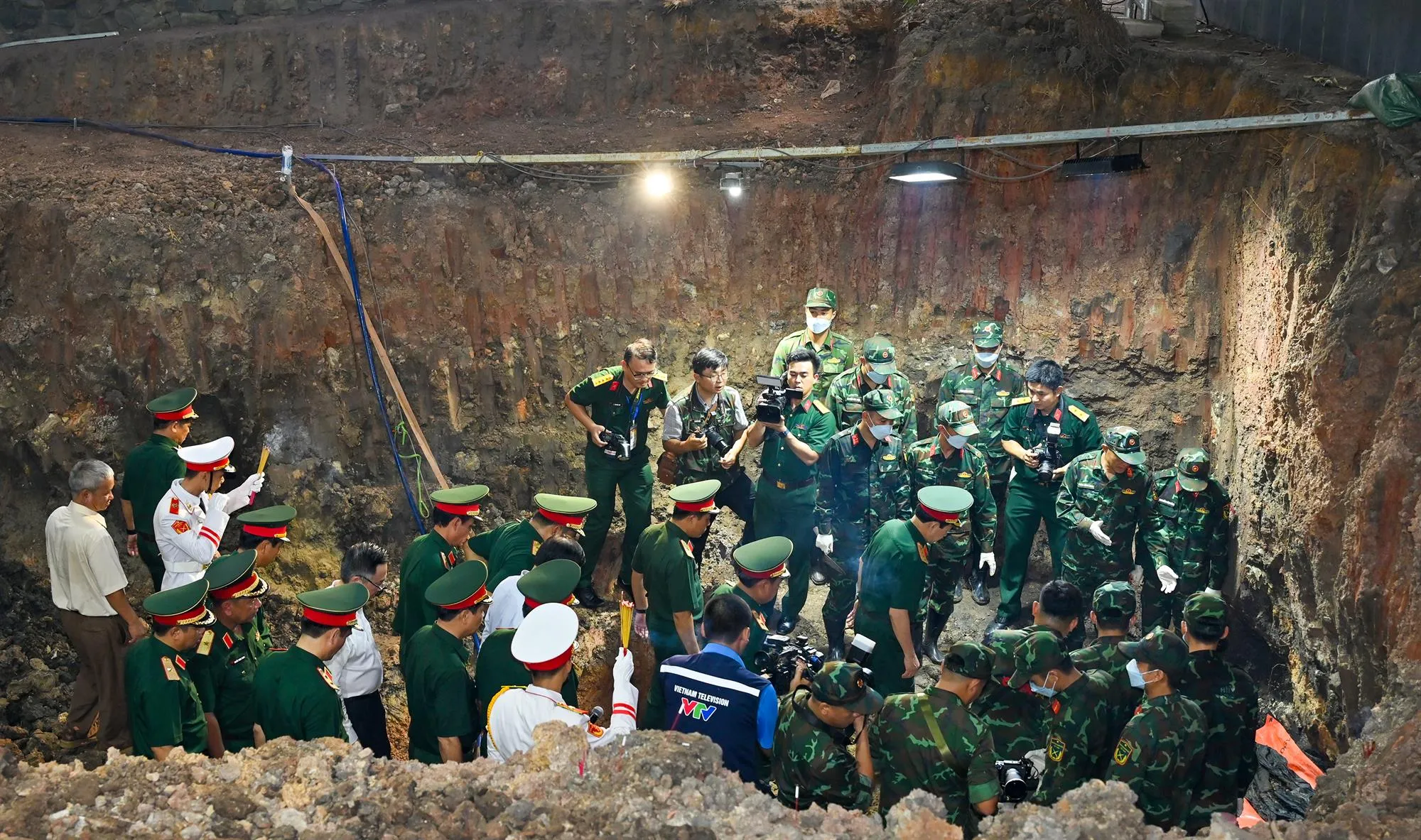 Công tác tìm kiếm hài cốt liệt sĩ diễn ra khẩn trương, liên tục trong những ngày qua - Ảnh: Mạnh Thắng - SGGP