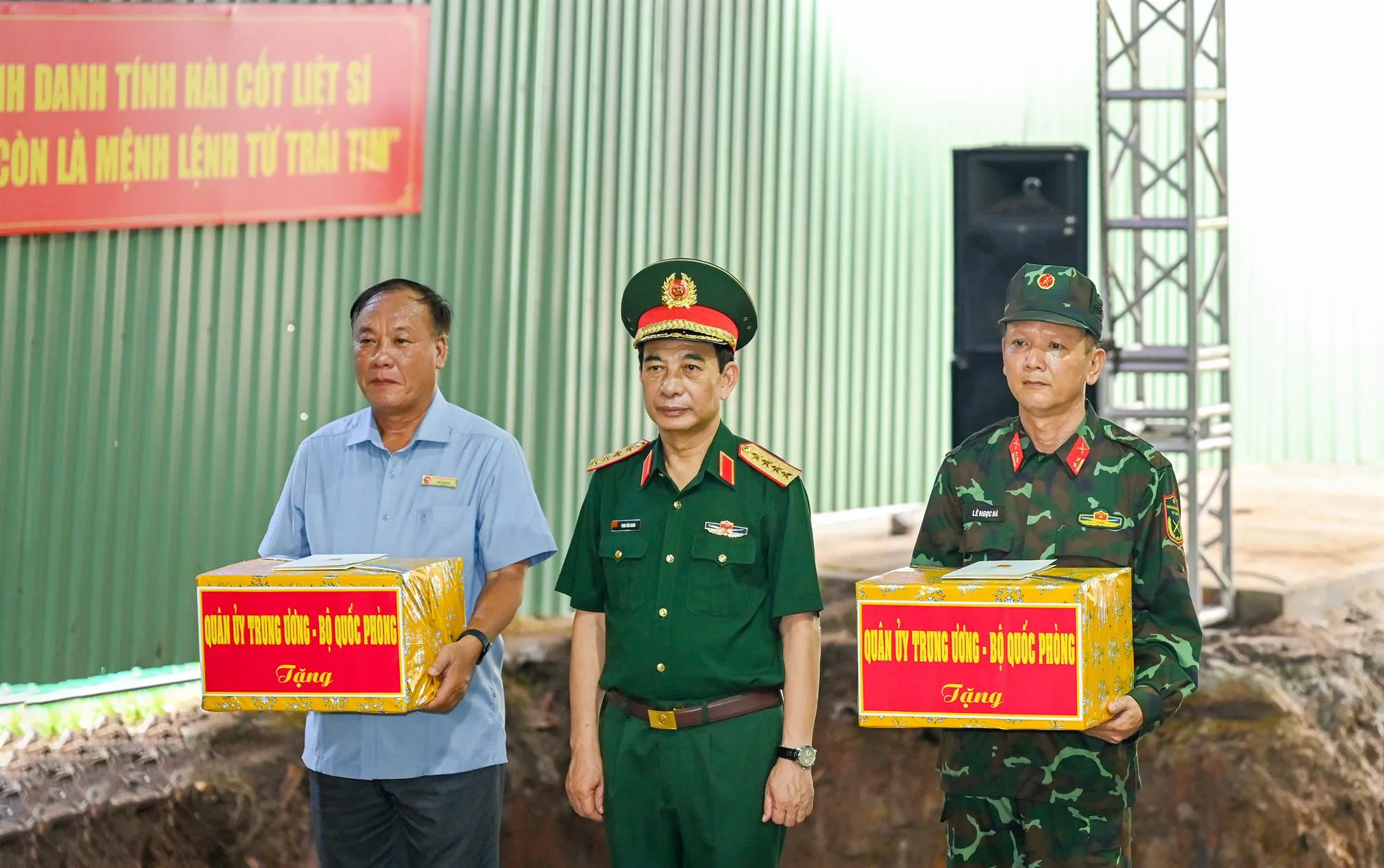 Đại tướng Phan Văn Giang trao quà động viên các lực lượng thực hiện nhiệm vụ - Ảnh: Mạnh Thắng - SGGP