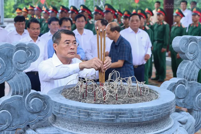Thủ tướng Lê Minh Hưng dâng hương tại Nhà tưởng niệm Chủ tịch Hồ Chí Minh tại Di tích Đồi E2 (Ảnh: VGP/Nhật Bắc)