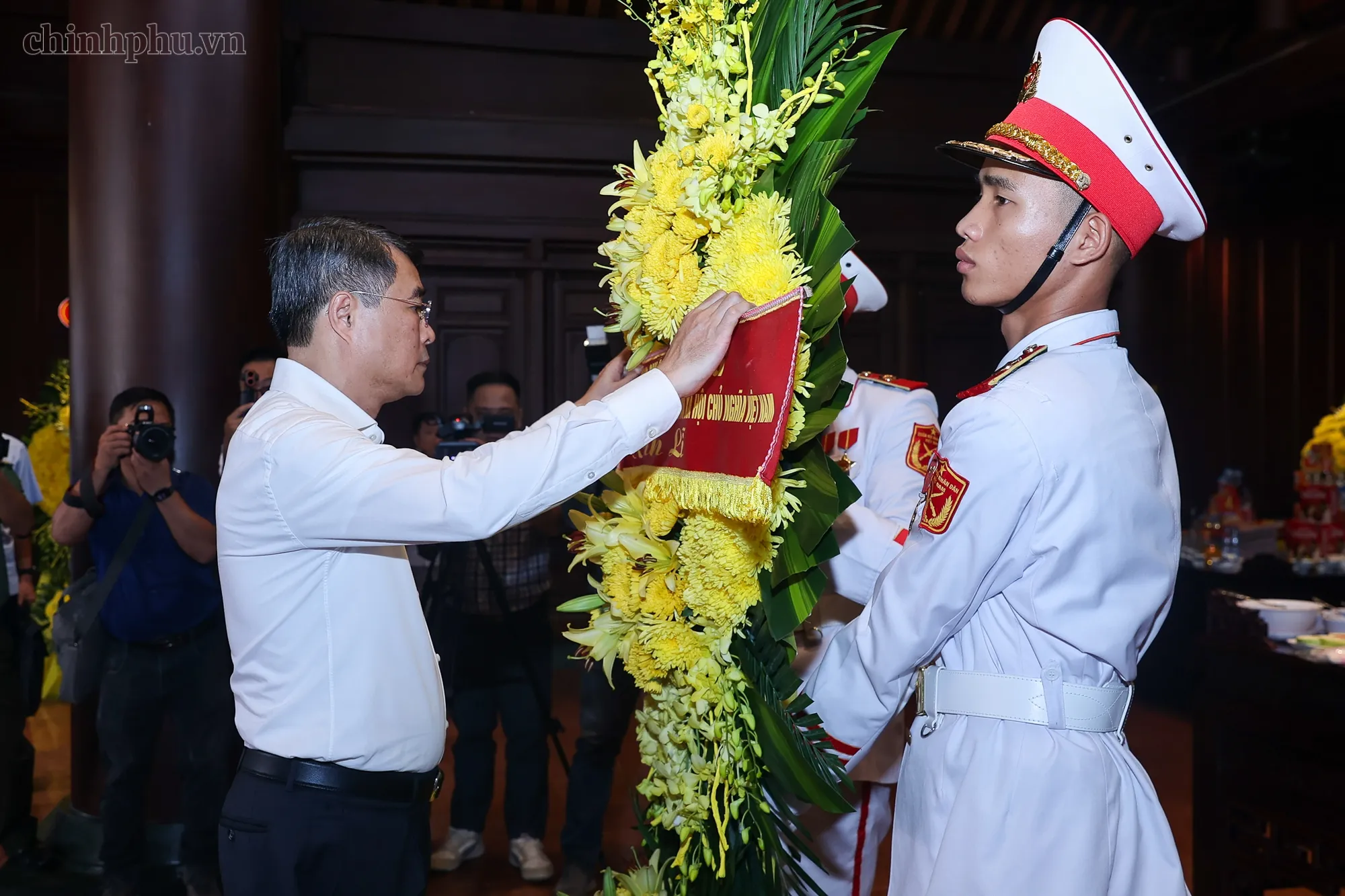 Thủ tướng Lê Minh Hưng dâng hoa tại Nghĩa trang Liệt sĩ Quốc gia A1 (Ảnh: VGP/Nhật Bắc)