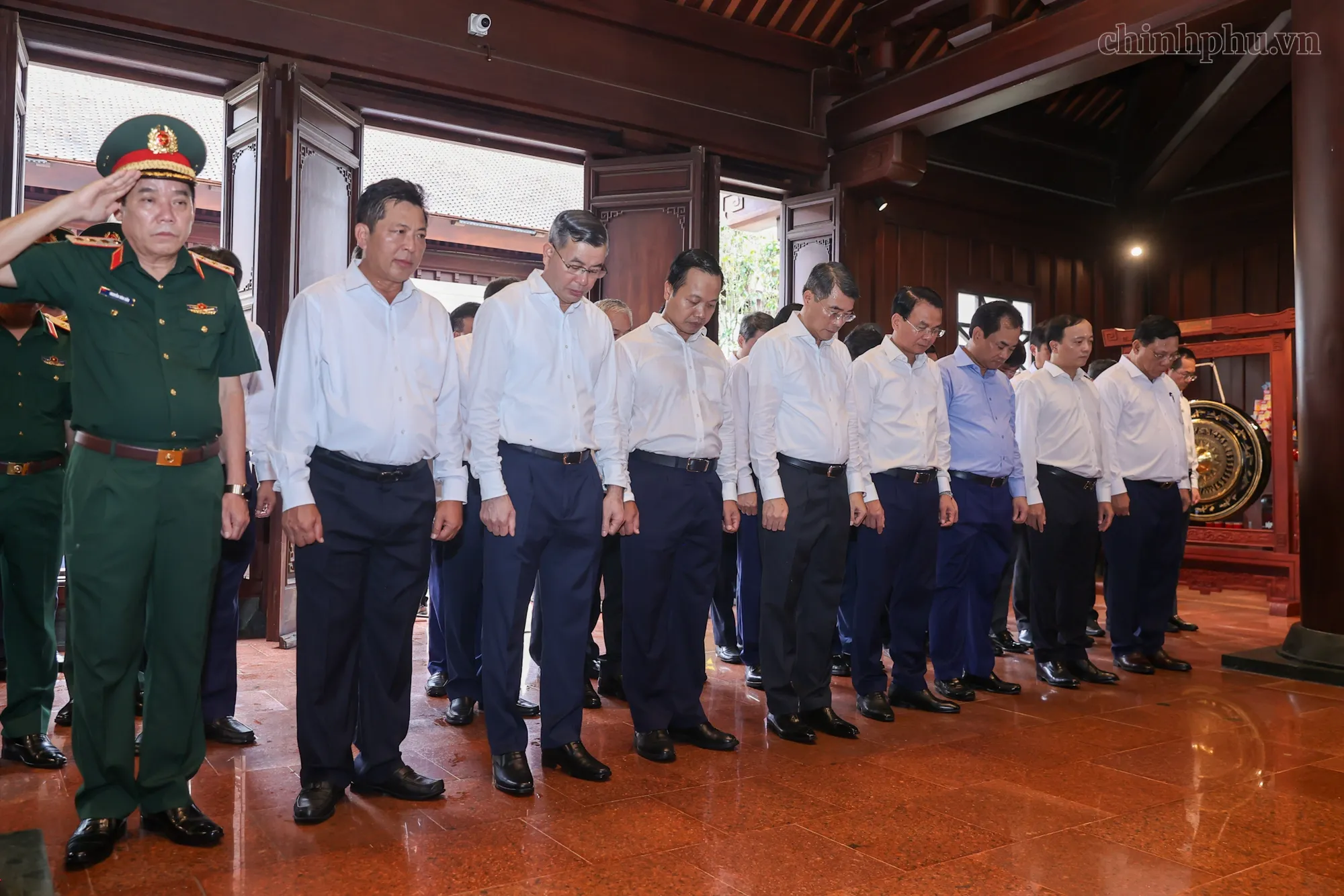 Thủ tướng Lê Minh Hưng và Đoàn công tác kính cẩn nghiêng mình tưởng nhớ sự hy sinh to lớn của các chiến sĩ quân đội nhân dân Việt Nam tại Đền thờ Liệt sĩ Chiến trường Điện Biên Phủ (Ảnh: VGP/Nhật Bắc)
