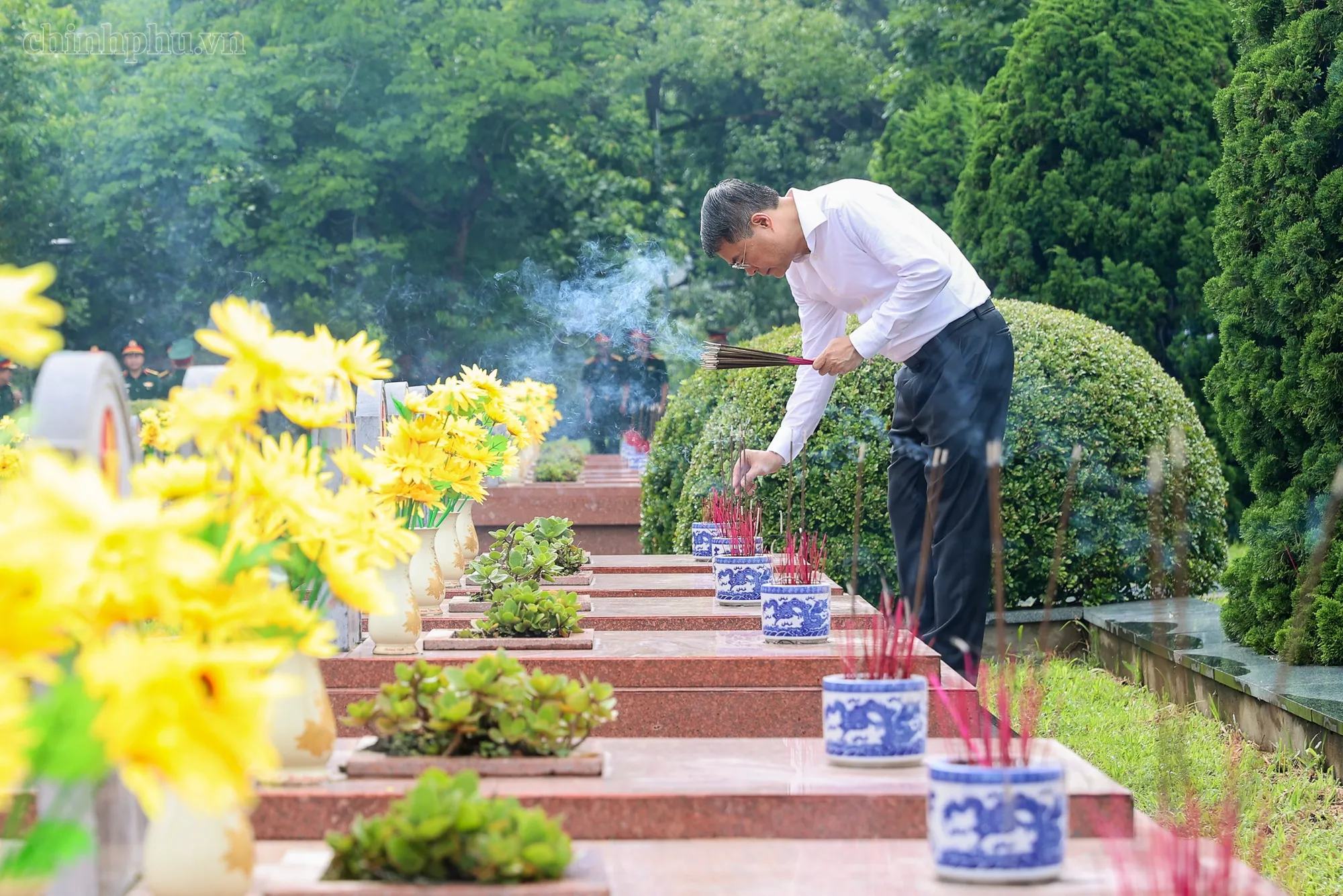 Thủ tướng Lê Minh Hưng thắp hương các phần mộ liệt sĩ tại Nghĩa trang Liệt sĩ Quốc gia A1 (Ảnh: VGP/Nhật Bắc)