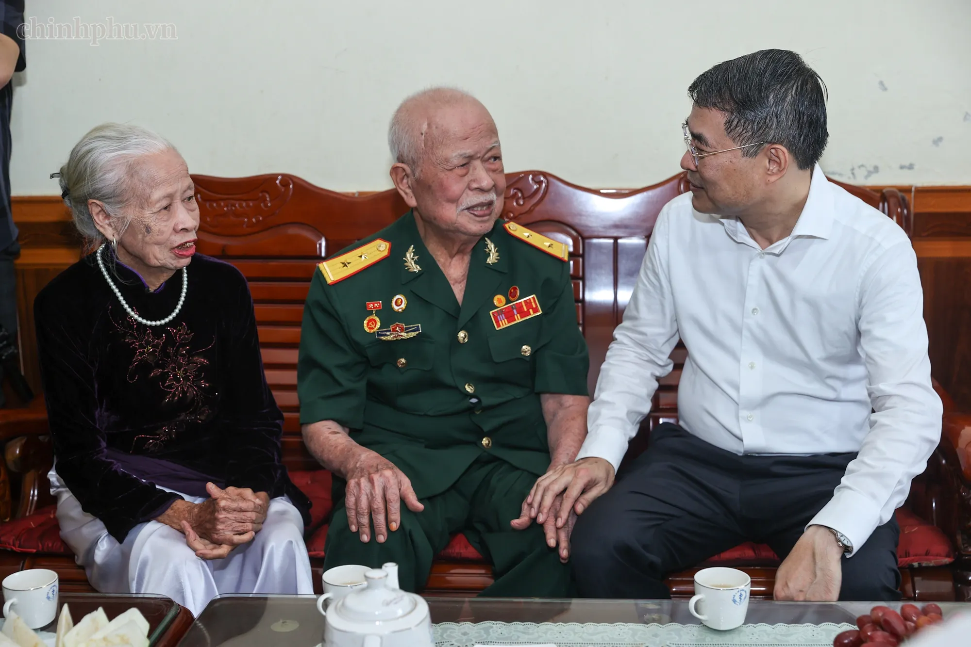 Thủ tướng Lê Minh Hưng thăm, tặng quà gia đình thương binh Phí Hương Dũng (Ảnh: VGP/Nhật Bắc)