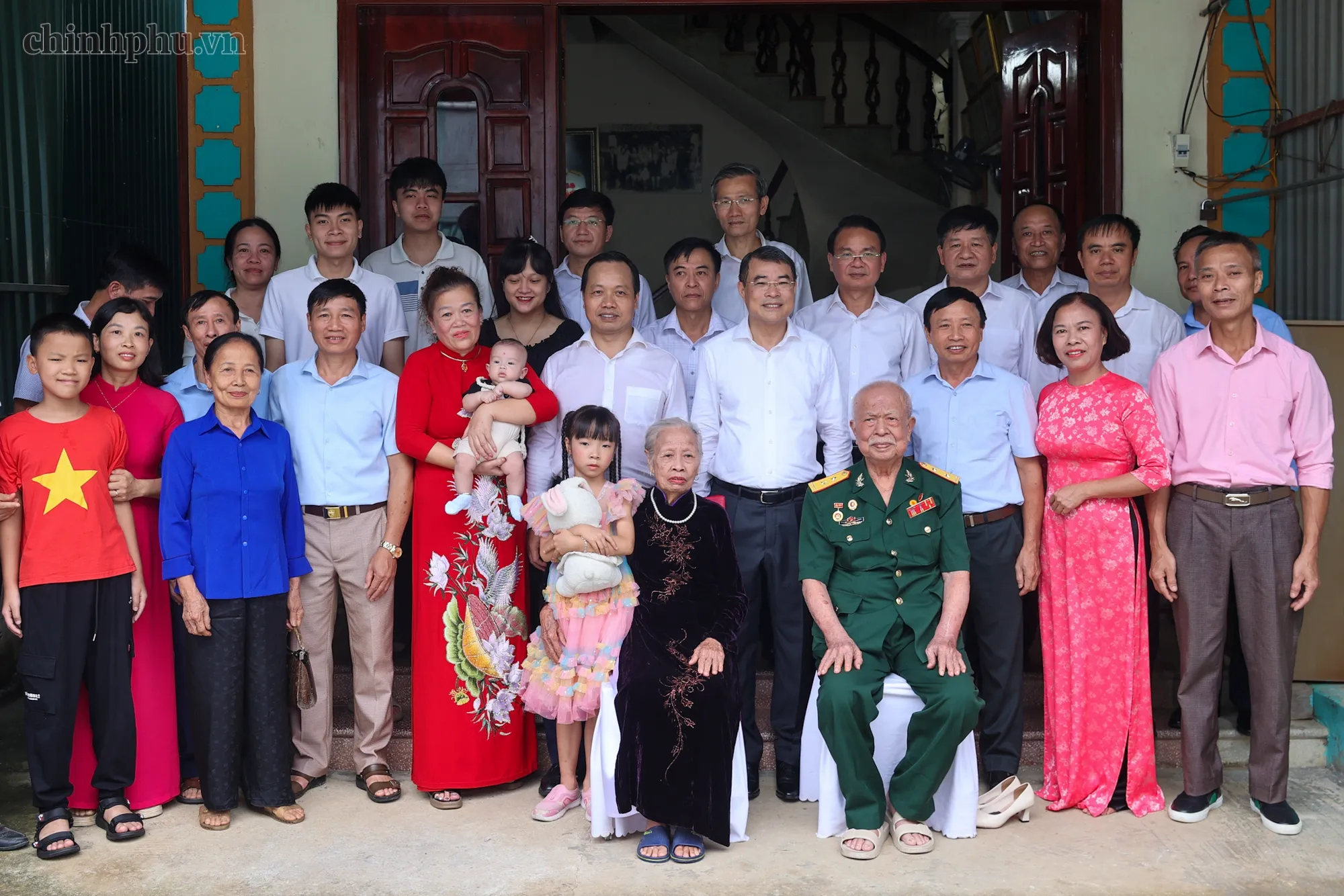 Thủ tướng Lê Minh Hưng chụp ảnh lưu niệm tại gia đình thương binh Phí Hương Dũng (Ảnh: VGP/Nhật Bắc)
