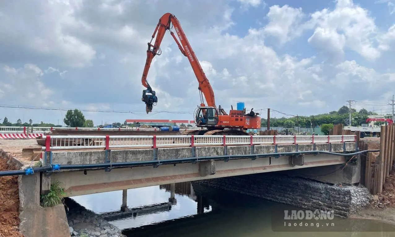 Cấm lưu thông cầu Thợ Ụt để bê tông hóa